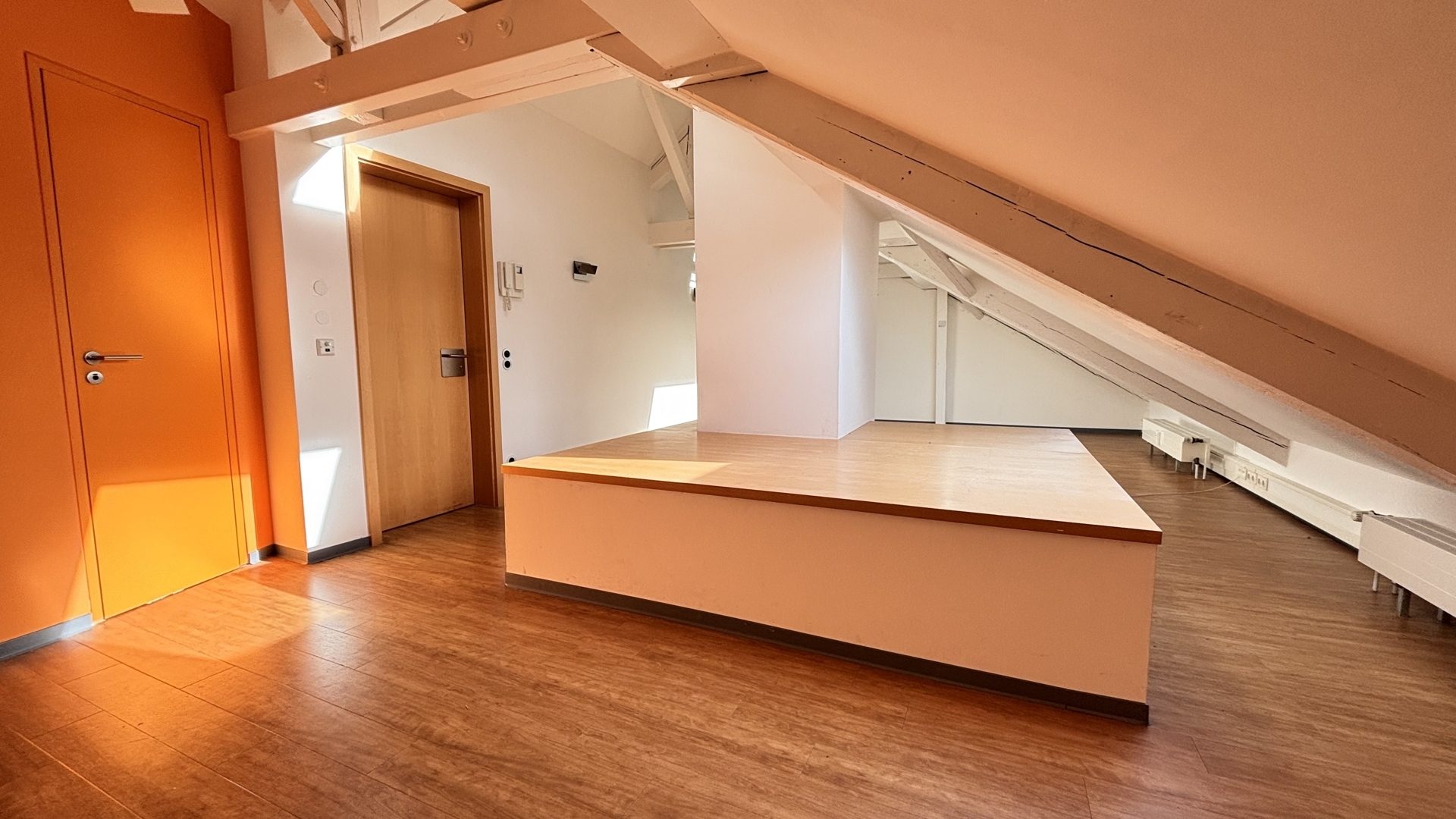 Böcker Wohnimmobilien - Immobilienangebot - Düsseldorf / Kaiserswerth - Alle - Exklusives Dachgeschossbüro in bester Lage in einem repräsentativen Anwesen
