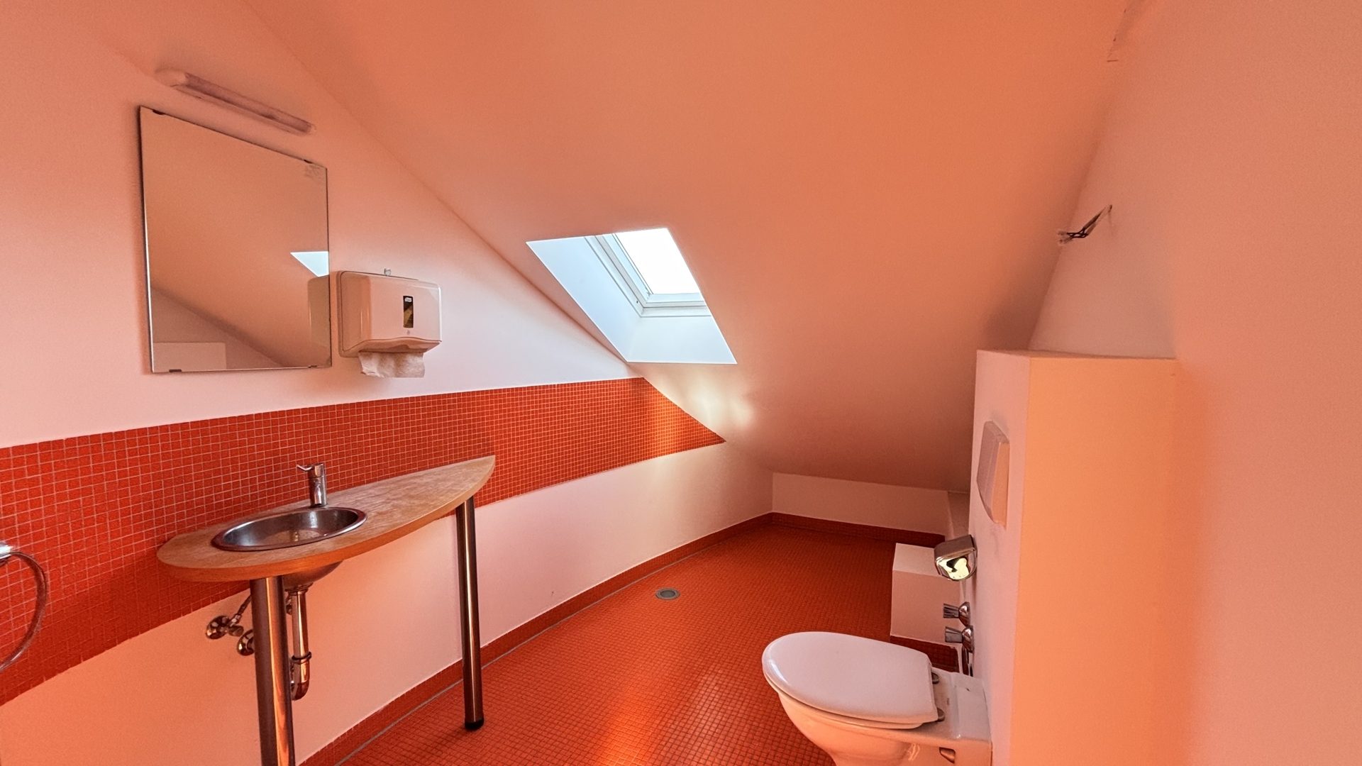 Böcker Wohnimmobilien - Immobilienangebot - Düsseldorf / Kaiserswerth - Alle - Exklusives Dachgeschossbüro in bester Lage in einem repräsentativen Anwesen
