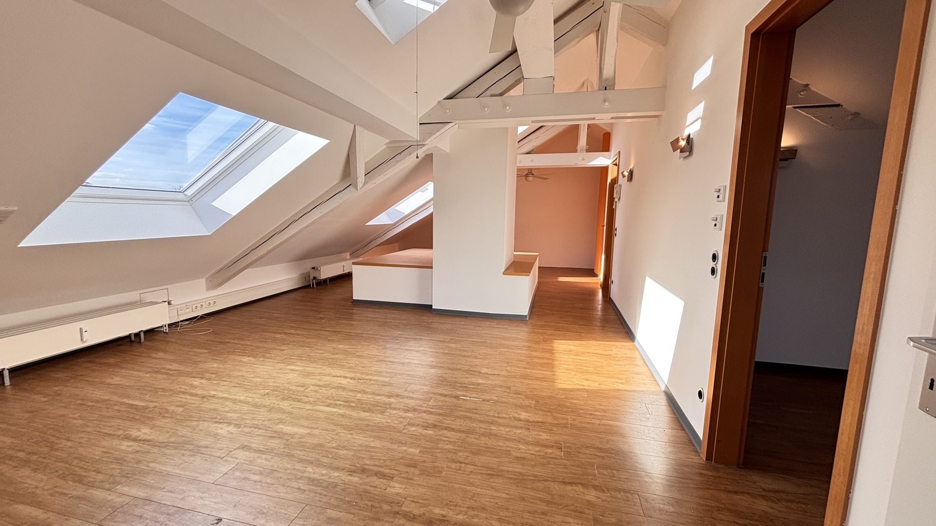 Böcker Wohnimmobilien - Immobilienangebot - Düsseldorf / Kaiserswerth - Alle - Exklusives Dachgeschossbüro in bester Lage in einem repräsentativen Anwesen