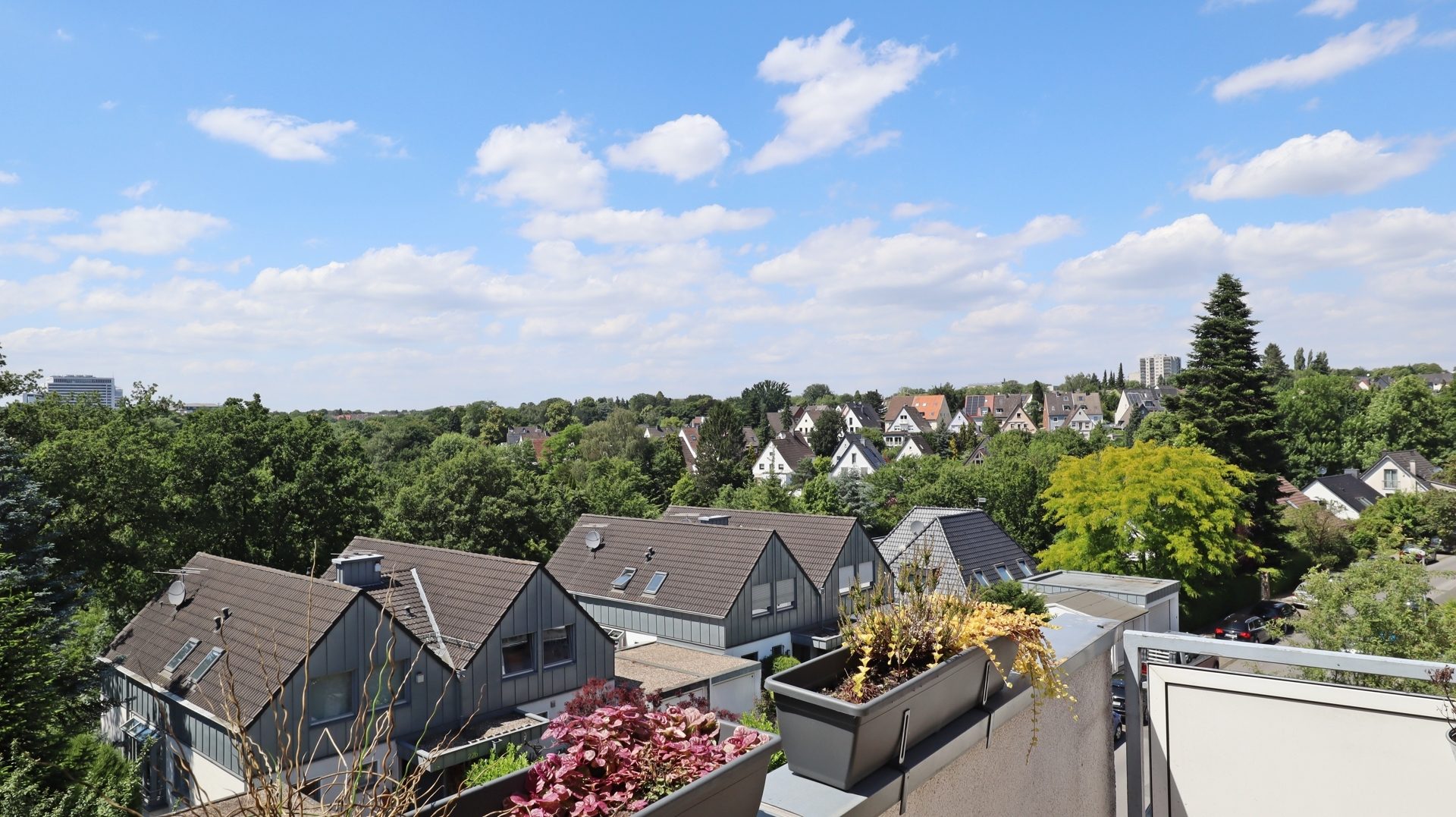 Böcker Wohnimmobilien - Immobilienangebot - Essen / Bergerhausen - Alle - Moderne 3-Zimmer-Dachgeschosswohnung mit tollem Weitblick, direkt am Siepental