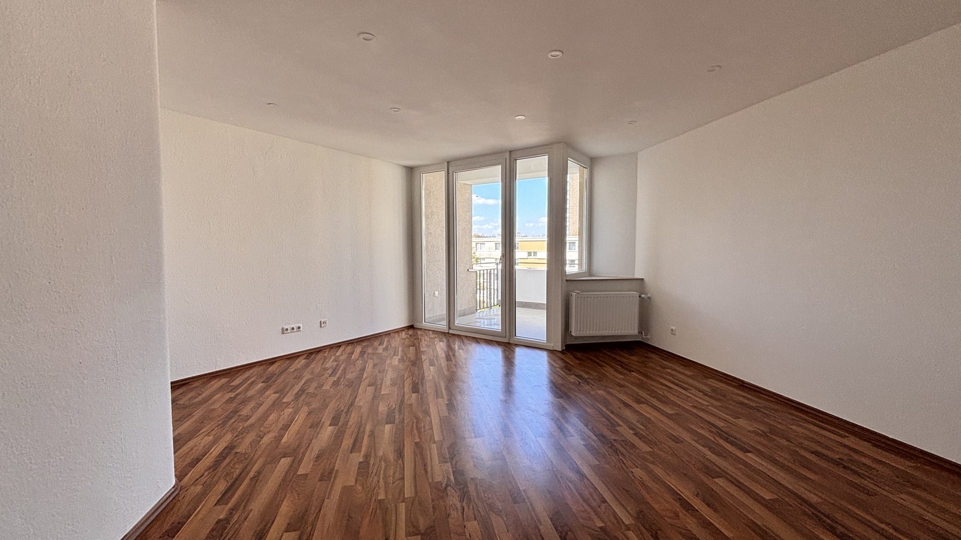 Böcker Wohnimmobilien - Immobilienangebot - Duisburg / Großenbaum - Alle - 2,5 Zimmer-Wohnung mit neuer hochwertiger EBK zum Erstbezug nach vollständiger Renovierung