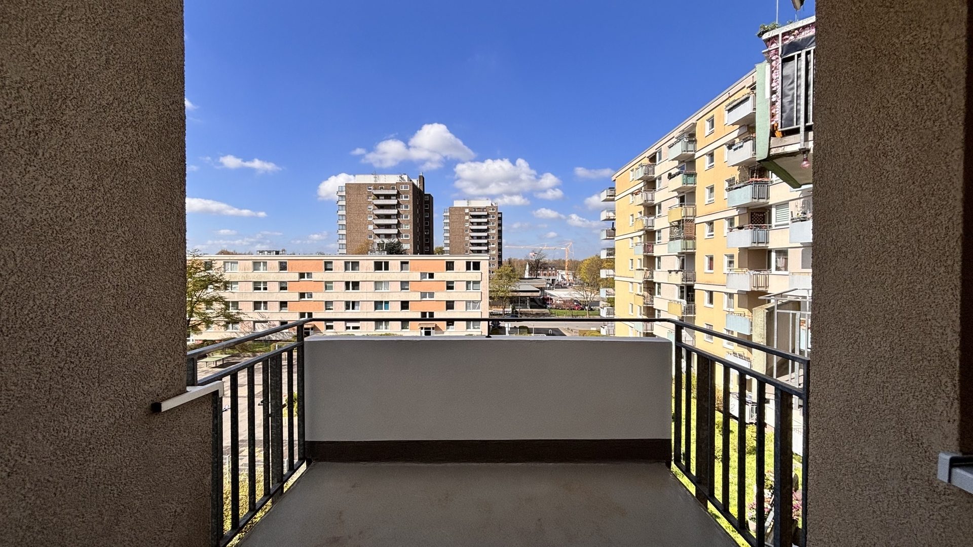 Böcker Wohnimmobilien - Immobilienangebot - Duisburg / Großenbaum - Alle - 2,5 Zimmer-Wohnung mit neuer hochwertiger EBK zum Erstbezug nach vollständiger Renovierung