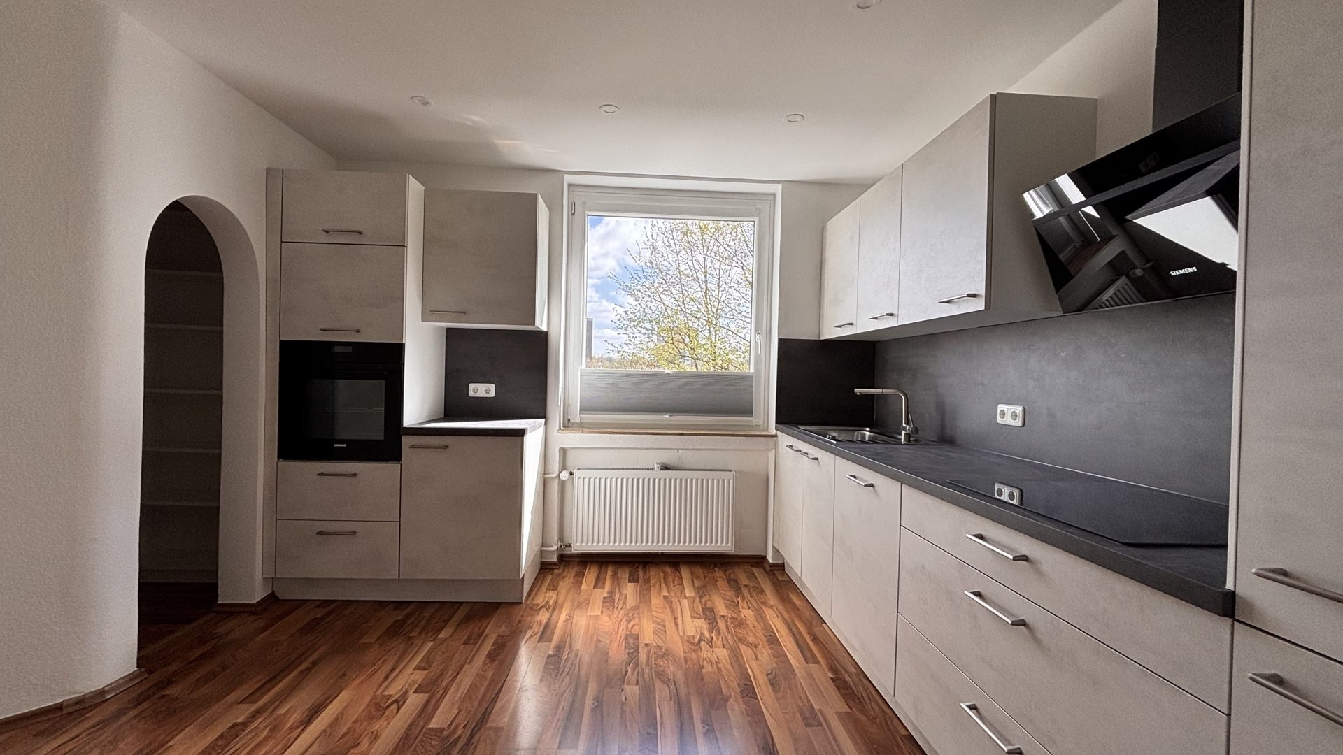Böcker Wohnimmobilien - Immobilienangebot - Duisburg / Großenbaum - Alle - 2,5 Zimmer-Wohnung mit neuer hochwertiger EBK zum Erstbezug nach vollständiger Renovierung