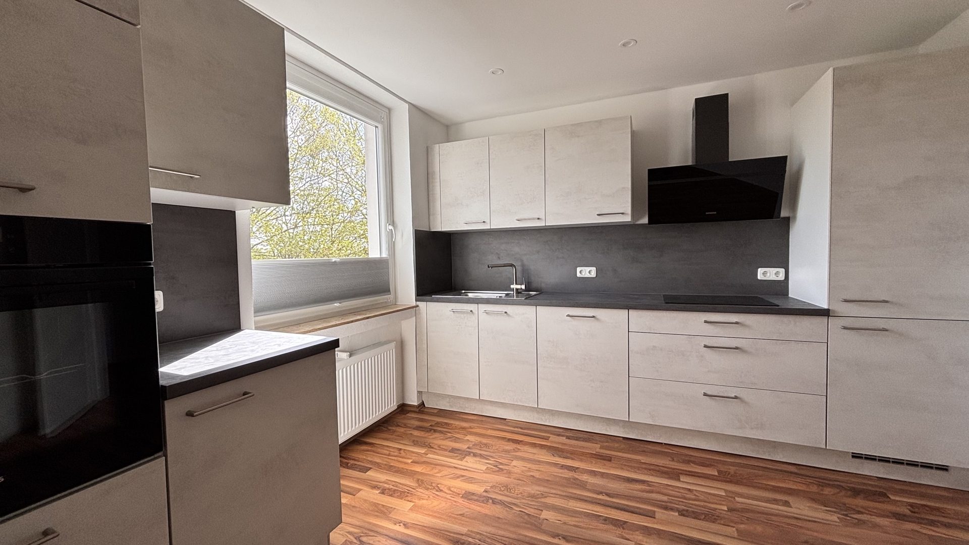Böcker Wohnimmobilien - Immobilienangebot - Duisburg / Großenbaum - Alle - 2,5 Zimmer-Wohnung mit neuer hochwertiger EBK zum Erstbezug nach vollständiger Renovierung