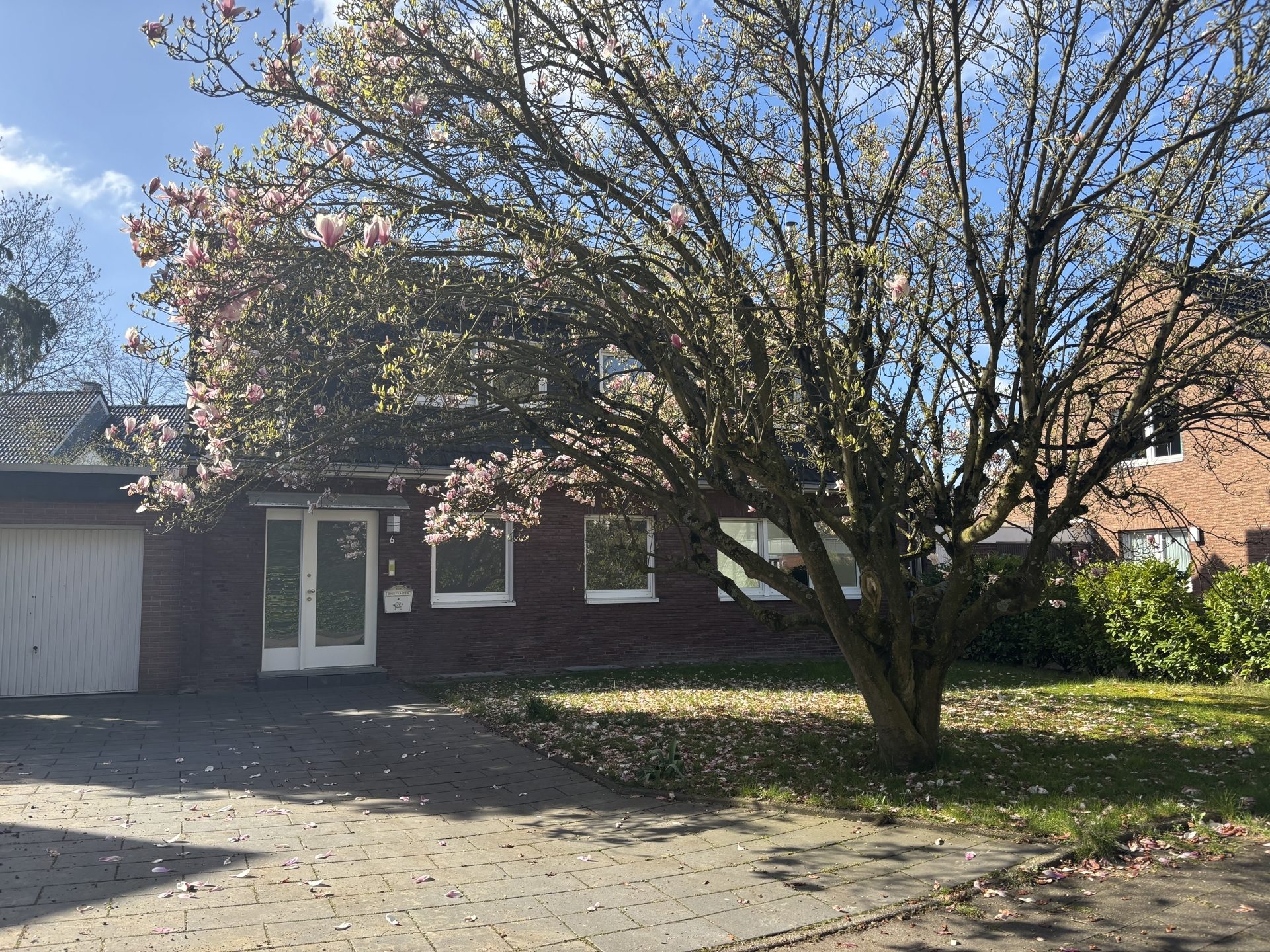 Böcker Wohnimmobilien - Immobilienangebot - Düsseldorf / Wittlaer - Alle - Gute Lage in Wittlaer: Freistehendes Einfamilienhaus mit Garten