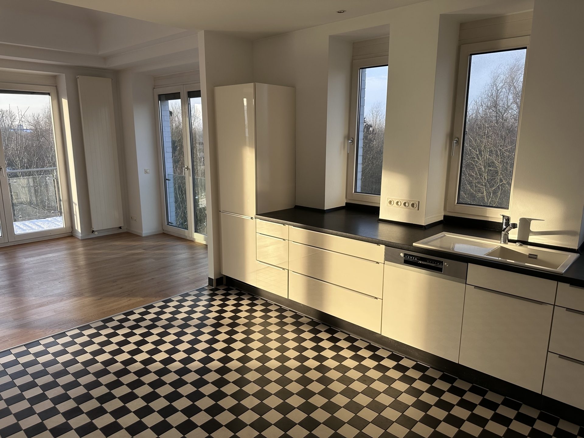 Böcker Wohnimmobilien - Immobilienangebot - Düsseldorf / Kaiserswerth - Alle - Attraktive Wohnung mit viel Platz und Blick in die Rheinauen