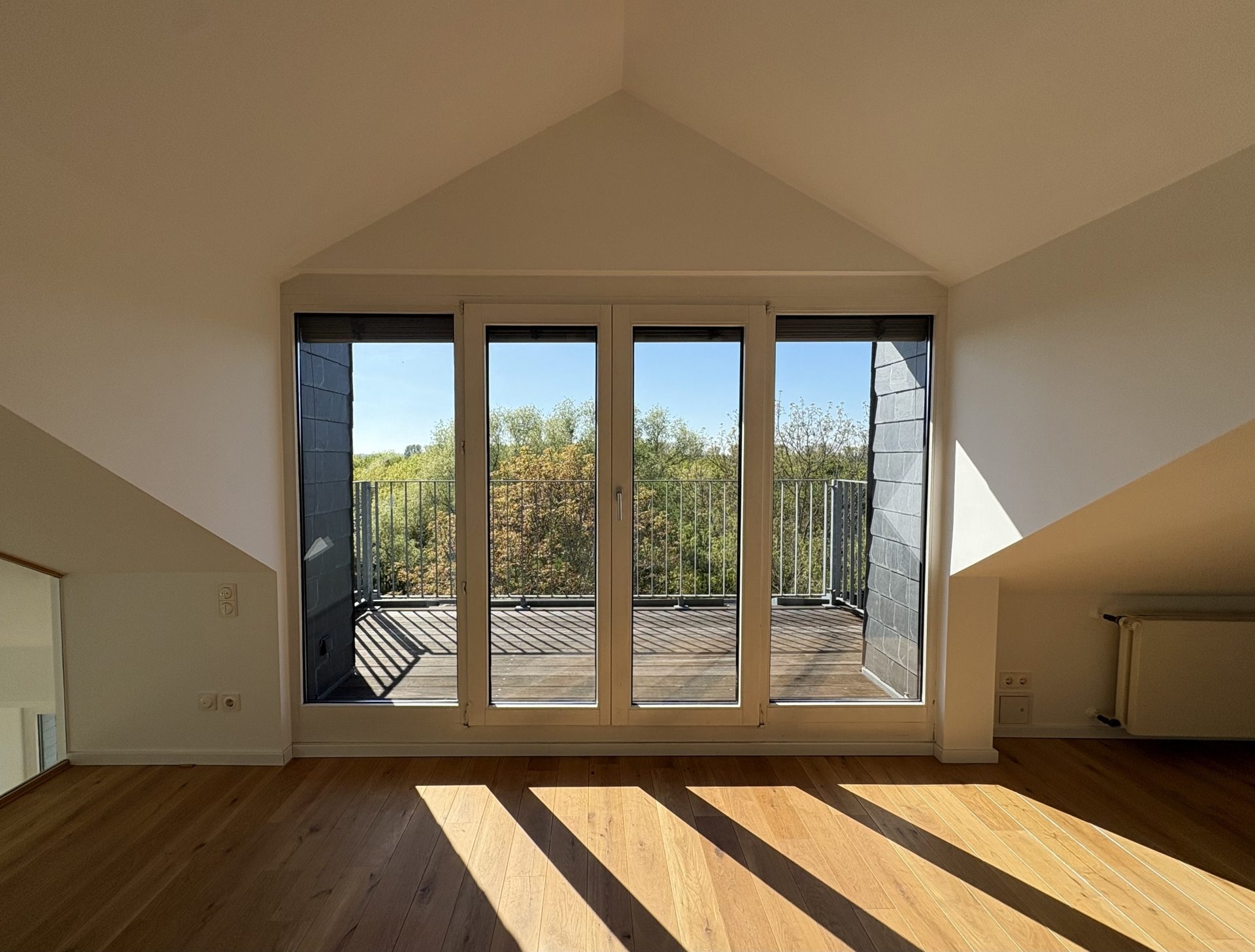 Böcker Wohnimmobilien - Immobilienangebot - Düsseldorf / Kaiserswerth - Alle - Attraktive Wohnung mit viel Platz und Blick in die Rheinauen