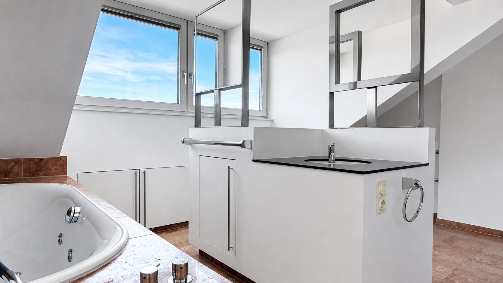 Böcker Wohnimmobilien - Immobilienangebot - Düsseldorf / Kaiserswerth - Alle - Attraktive Wohnung mit viel Platz und Blick in die Rheinauen