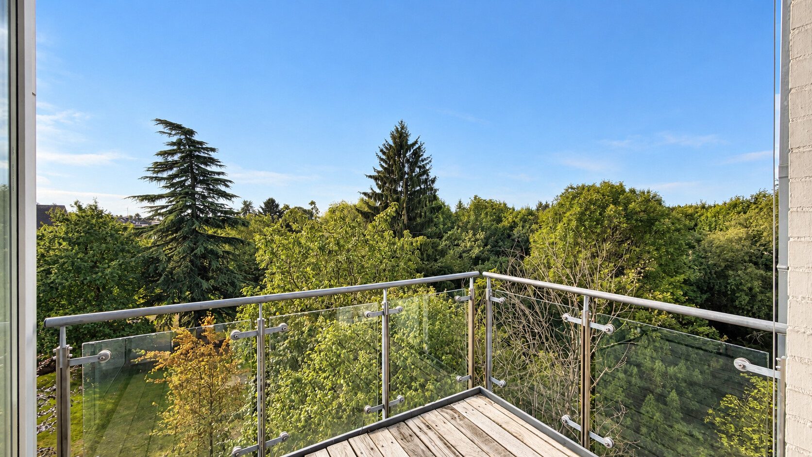 Böcker Wohnimmobilien - Immobilienangebot - Düsseldorf / Kaiserswerth - Alle - Attraktive Wohnung mit viel Platz und Blick in die Rheinauen