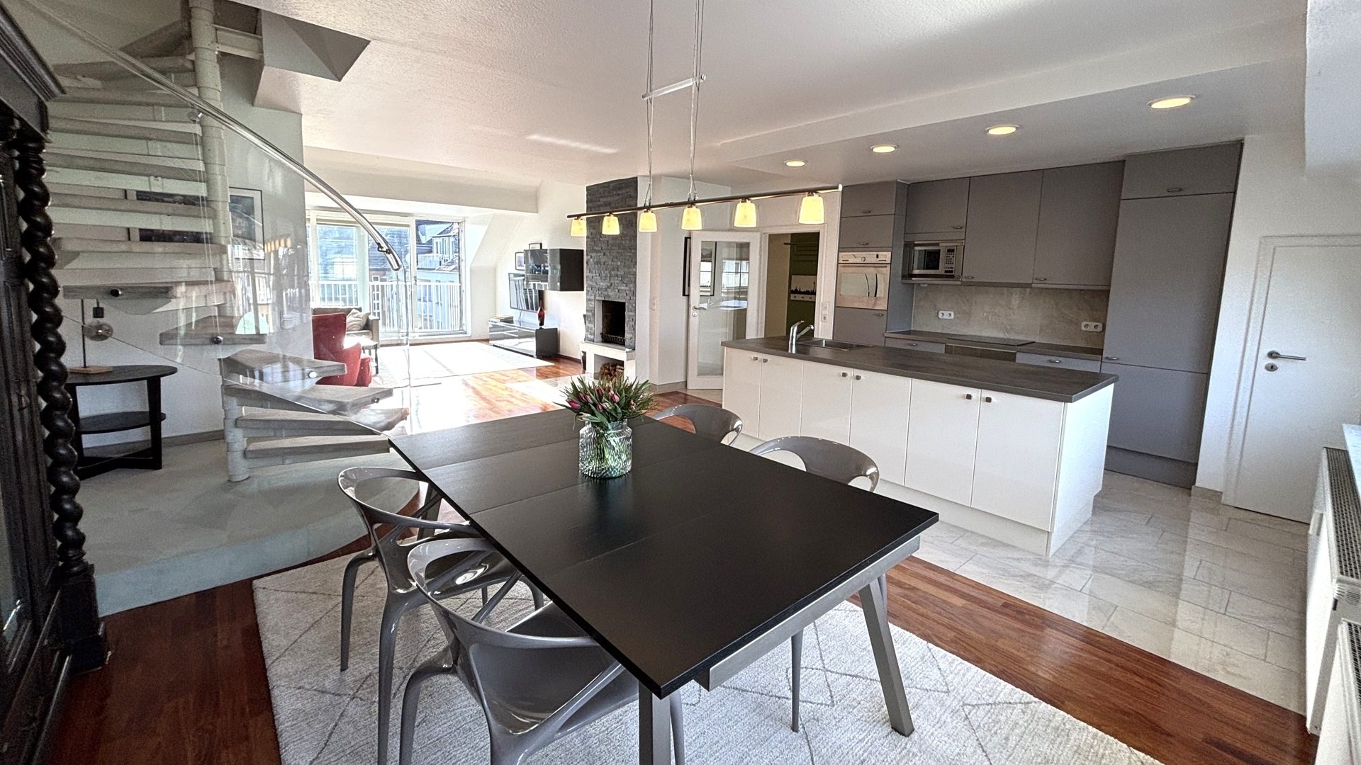 Böcker Wohnimmobilien - Immobilienangebot - Düsseldorf / Golzheim - Alle - Maisonette-Penthouse-Wohnung mit direktem Fahrstuhlzugang und zwei Dachterrassen