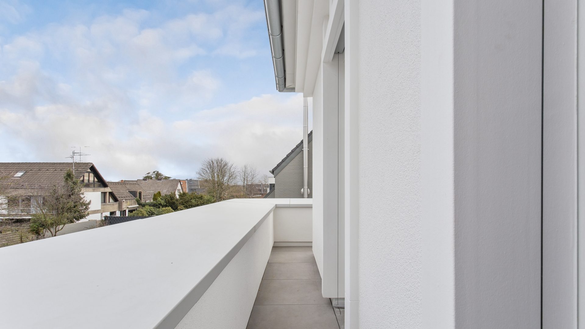 Böcker Wohnimmobilien - Immobilienangebot - Meerbusch - Alle - Exklusive Doppelhaushälfte mit luxuriöser Ausstattung, Einbauküche und eigenem Garten!