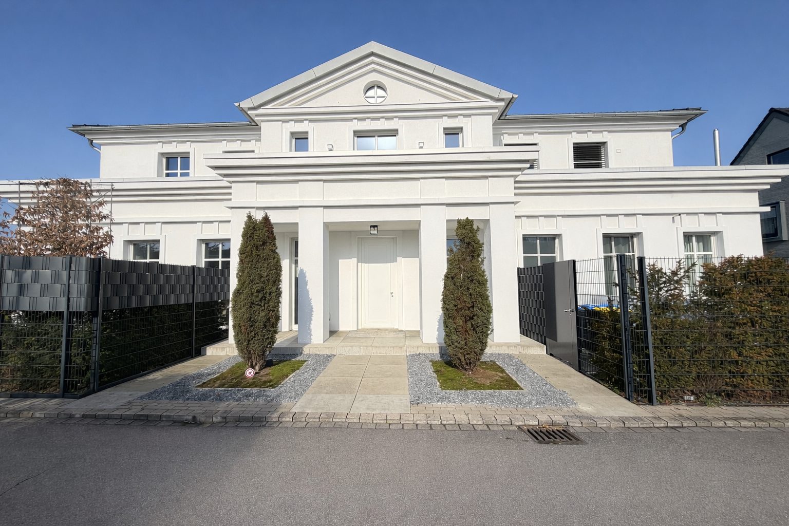 Böcker Wohnimmobilien - Immobilienangebot - Meerbusch - Alle - Exklusive Doppelhaushälfte mit luxuriöser Ausstattung, Einbauküche und eigenem Garten!