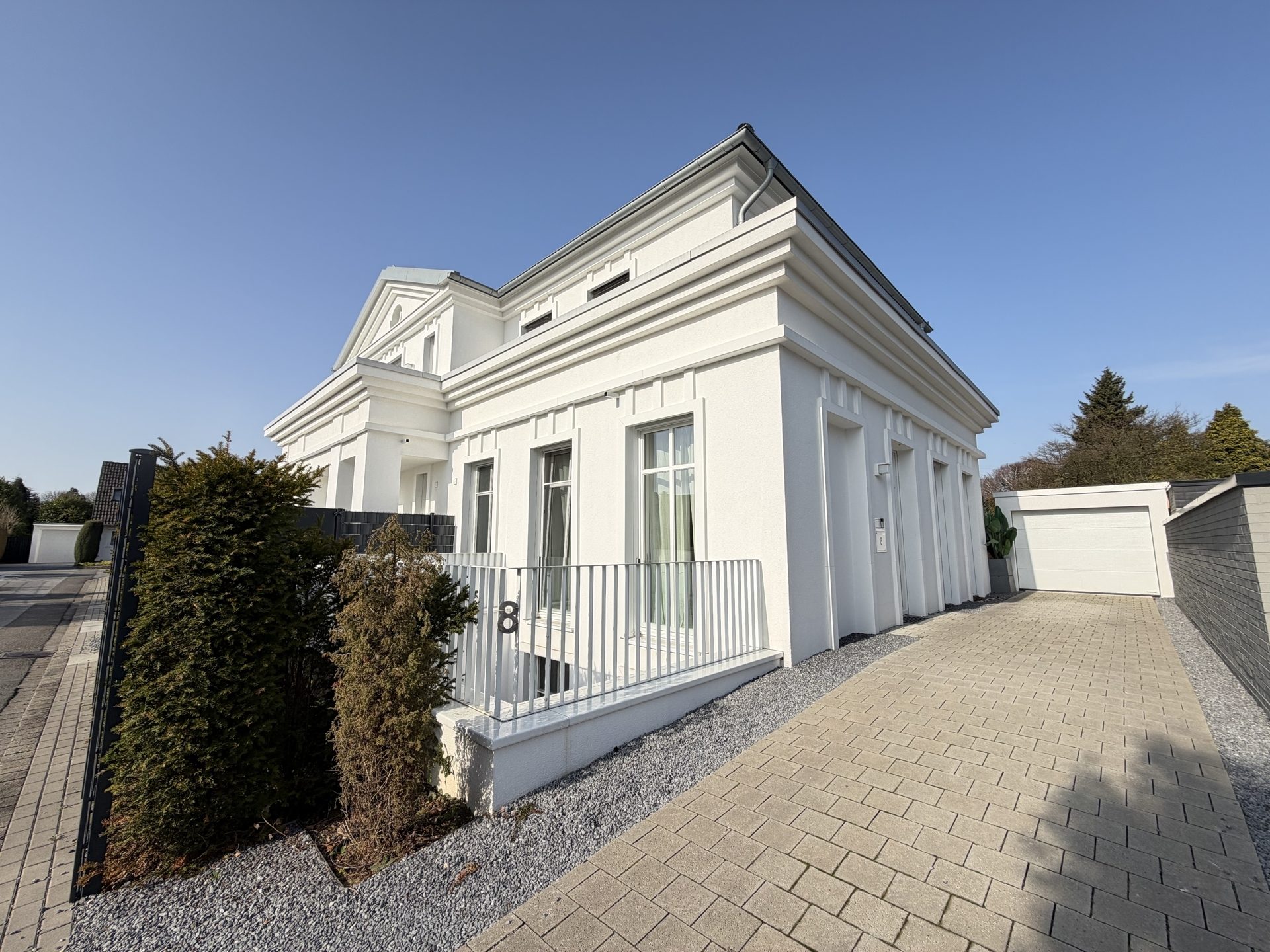 Böcker Wohnimmobilien - Immobilienangebot - Meerbusch - Alle - Exklusive Doppelhaushälfte mit luxuriöser Ausstattung, Einbauküche und eigenem Garten!