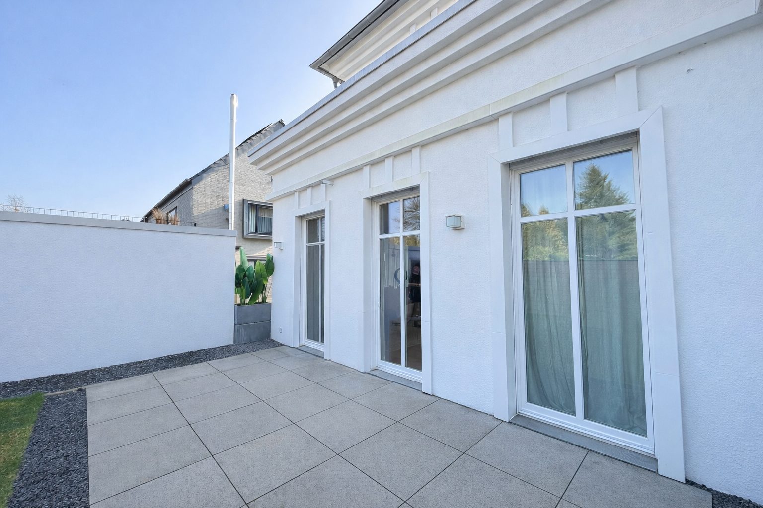 Böcker Wohnimmobilien - Immobilienangebot - Meerbusch - Alle - Exklusive Doppelhaushälfte mit luxuriöser Ausstattung, Einbauküche und eigenem Garten!