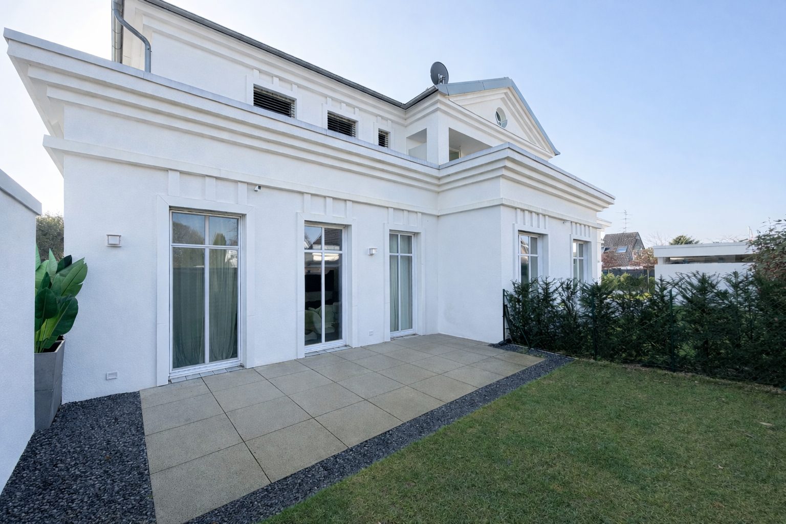 Böcker Wohnimmobilien - Immobilienangebot - Meerbusch - Alle - Exklusive Doppelhaushälfte mit luxuriöser Ausstattung, Einbauküche und eigenem Garten!
