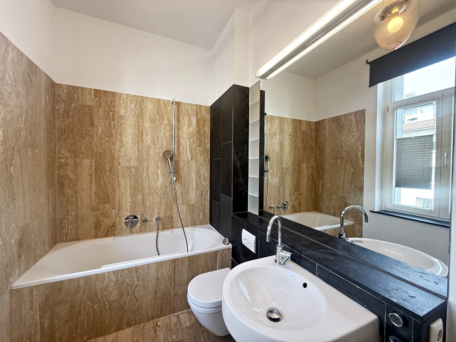 Böcker Wohnimmobilien - Immobilienangebot - Düsseldorf / Pempelfort - Alle - Traumhafte, sanierte  Vierzimmer-Altbauwohnung mit großer Balkonterrasse