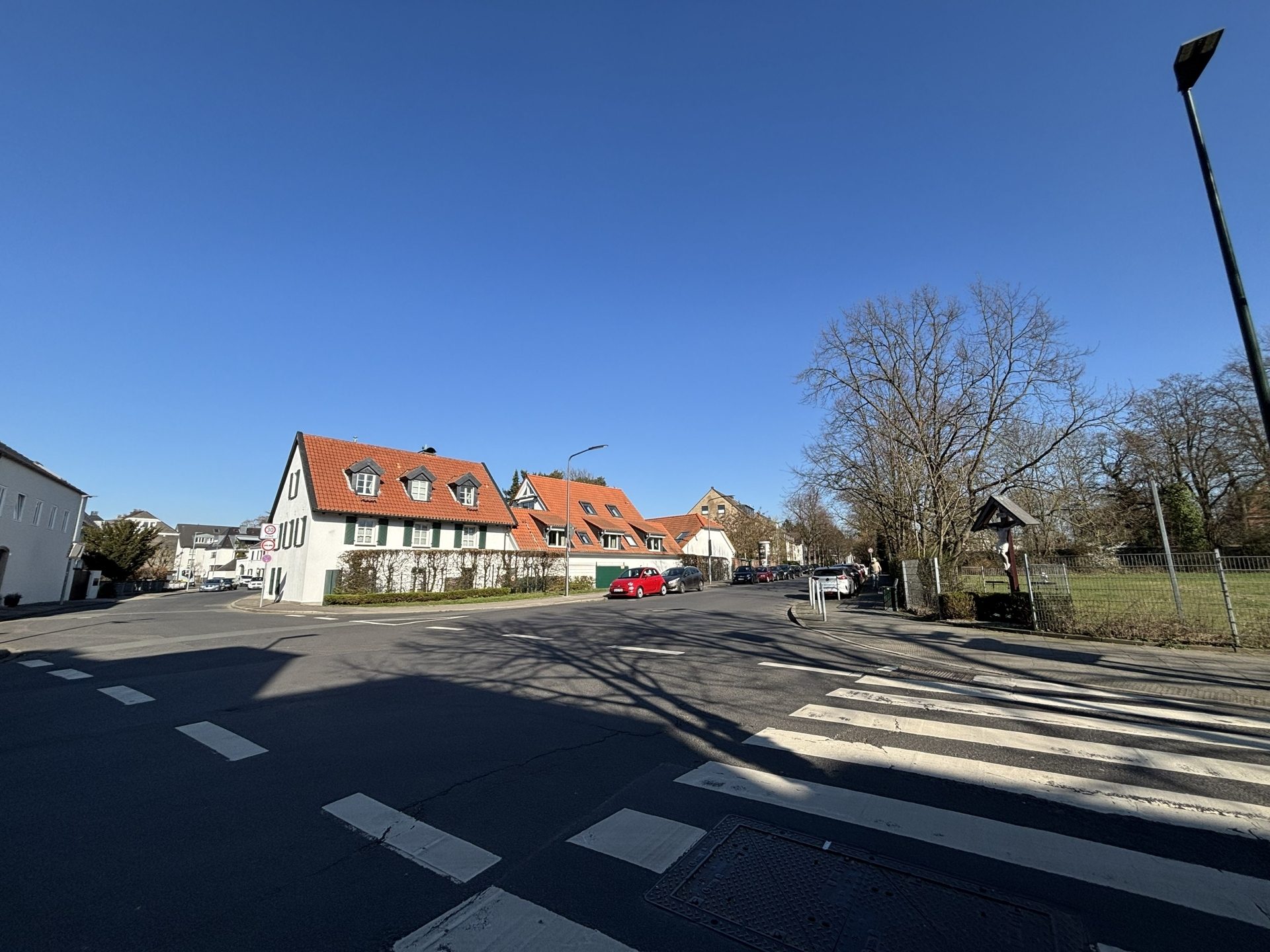 Böcker Wohnimmobilien - Immobilienangebot - Düsseldorf / Kaiserswerth - Alle - Großzügige 2-Zimmer-Wohnung zentral in Kaiserswerth