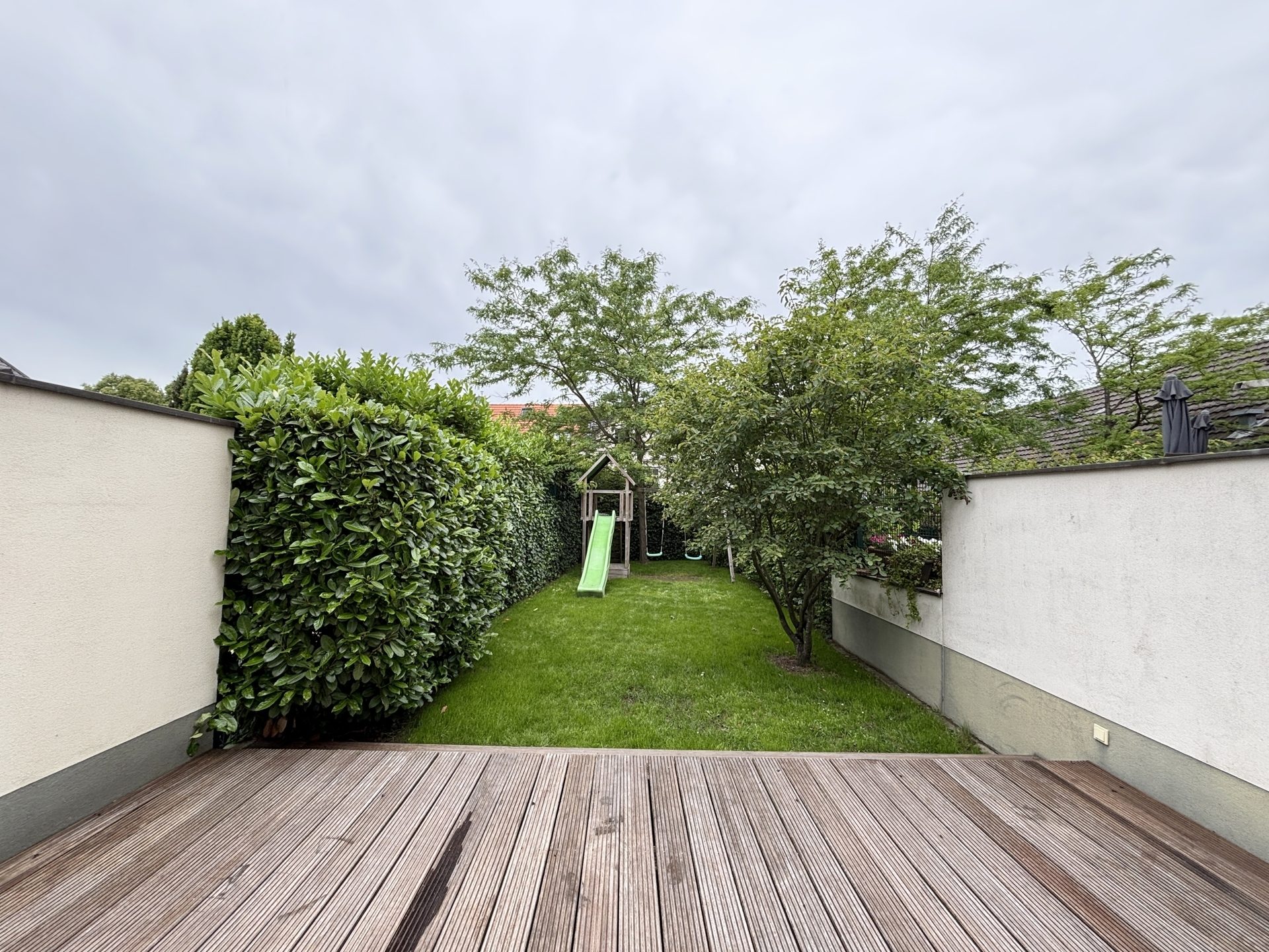 Böcker Wohnimmobilien - Immobilienangebot - Düsseldorf / Kaiserswerth - Alle - Life Style Townhouse im Herzen von Kaiserswerth! Junge 6-Zi-Stadtoase für Familien!