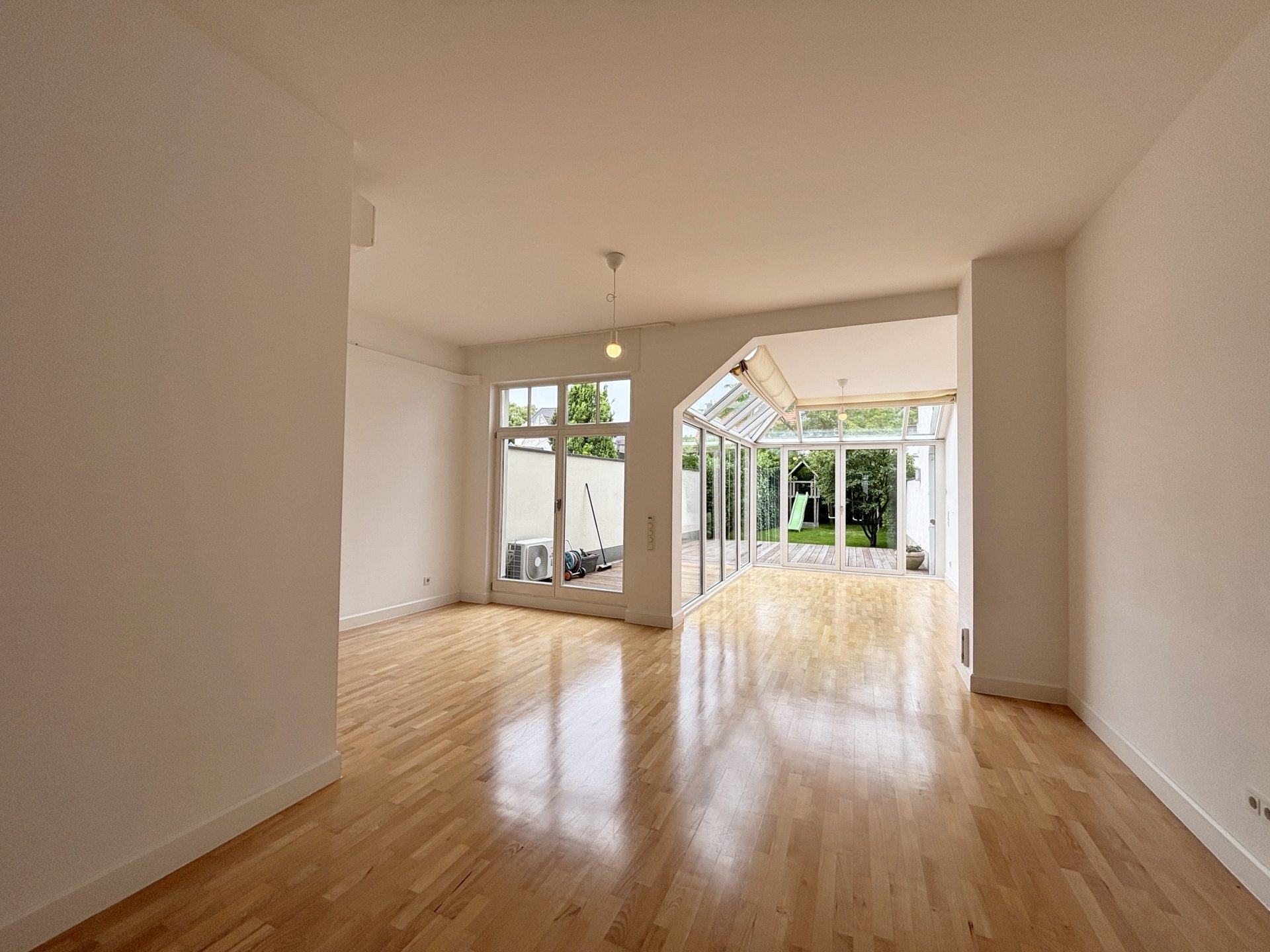 Böcker Wohnimmobilien - Immobilienangebot - Düsseldorf / Kaiserswerth - Alle - Life Style Townhouse im Herzen von Kaiserswerth! Junge 6-Zi-Stadtoase für Familien!