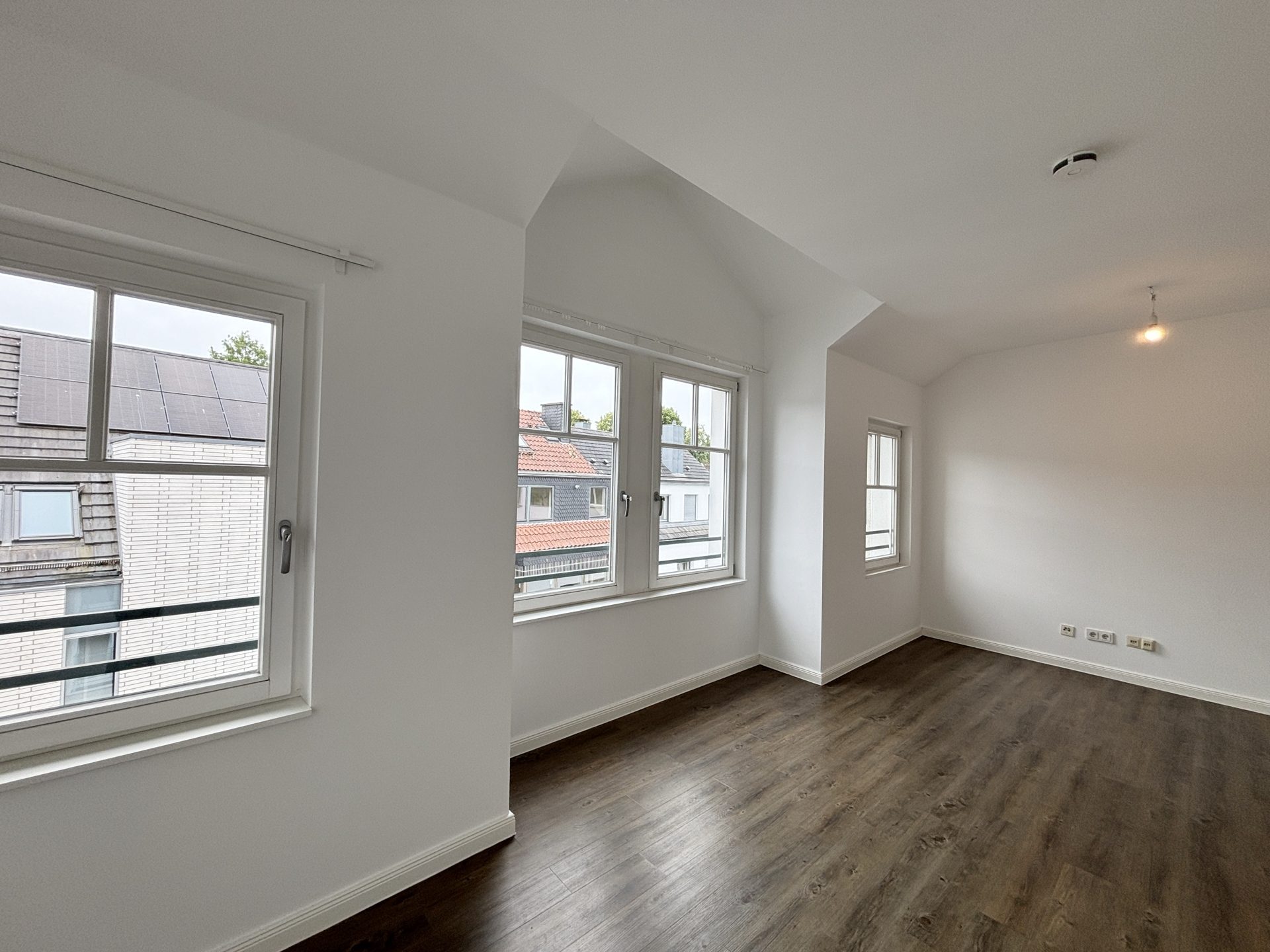 Böcker Wohnimmobilien - Immobilienangebot - Düsseldorf / Kaiserswerth - Alle - Life Style Townhouse im Herzen von Kaiserswerth! Junge 6-Zi-Stadtoase für Familien!