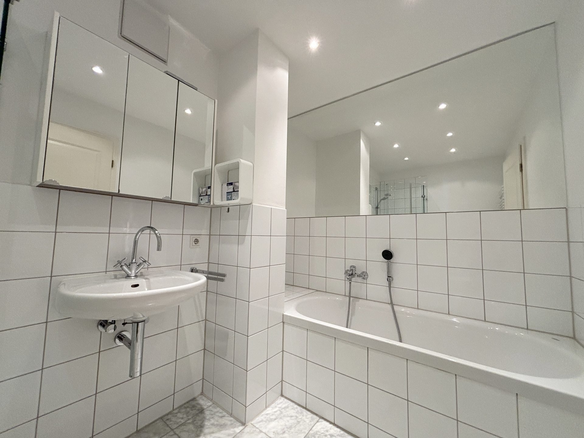 Böcker Wohnimmobilien - Immobilienangebot - Düsseldorf / Kaiserswerth - Alle - Life Style Townhouse im Herzen von Kaiserswerth! Junge 6-Zi-Stadtoase für Familien!
