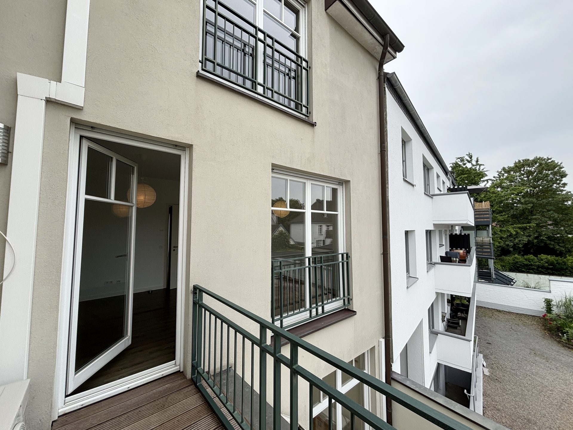 Böcker Wohnimmobilien - Immobilienangebot - Düsseldorf / Kaiserswerth - Alle - Life Style Townhouse im Herzen von Kaiserswerth! Junge 6-Zi-Stadtoase für Familien!