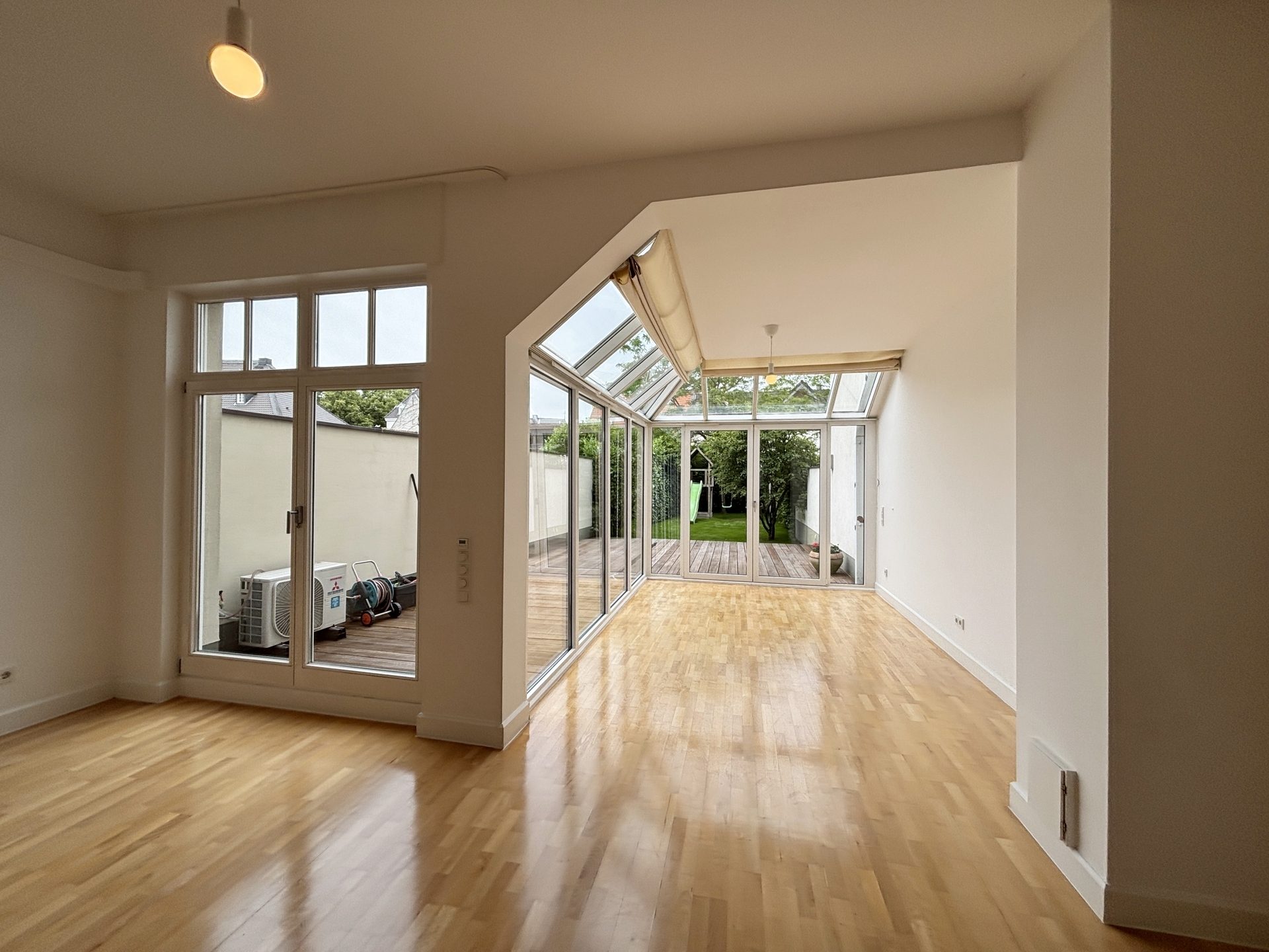 Böcker Wohnimmobilien - Immobilienangebot - Düsseldorf / Kaiserswerth - Alle - Life Style Townhouse im Herzen von Kaiserswerth! Junge 6-Zi-Stadtoase für Familien!