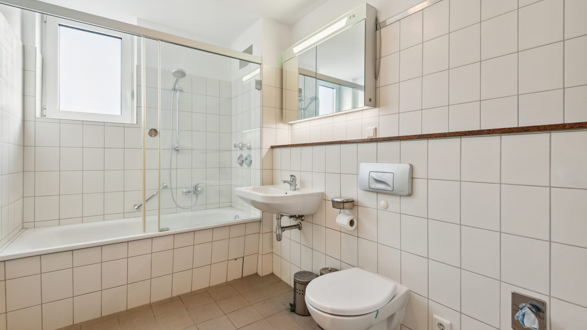 Böcker Wohnimmobilien - Immobilienangebot - Düsseldorf / Kaiserswerth - Alle - Familienfreundliche 4,5 Zi.-Wohnung  mit Balkon. Wintergarten, Grünblick, in Nähe Rhein & ISD