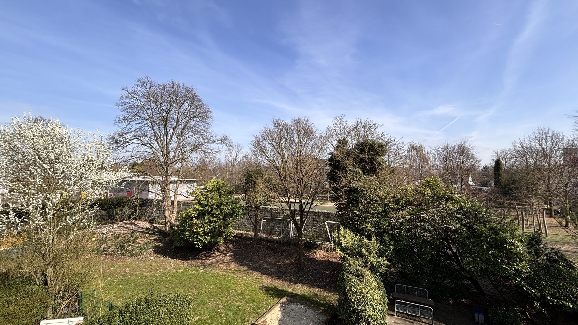 Böcker Wohnimmobilien - Immobilienangebot - Düsseldorf / Kaiserswerth - Alle - Familienfreundliche 4,5 Zi.-Wohnung  mit Balkon. Wintergarten, Grünblick, in Nähe Rhein & ISD