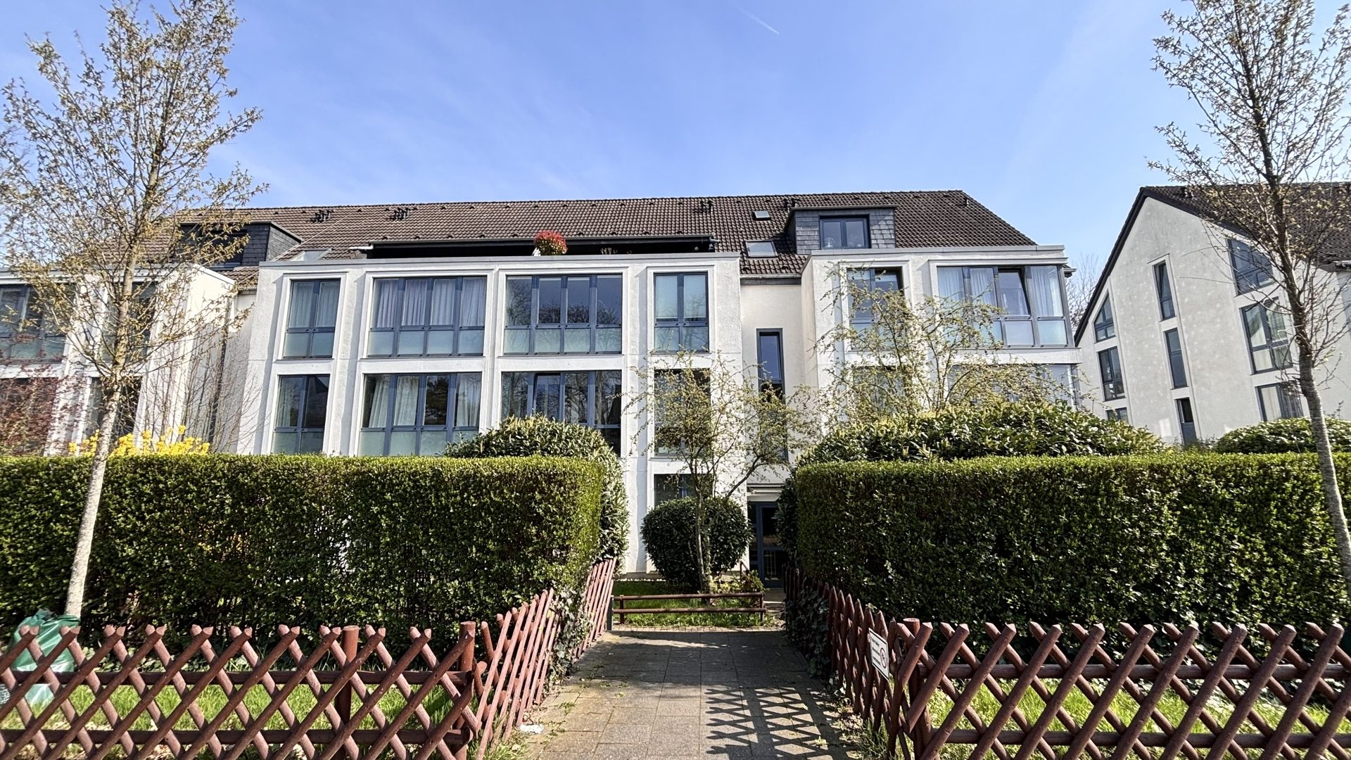 Böcker Wohnimmobilien - Immobilienangebot - Düsseldorf / Kaiserswerth - Alle - Familienfreundliche 4,5 Zi.-Wohnung  mit Balkon. Wintergarten, Grünblick, in Nähe Rhein & ISD