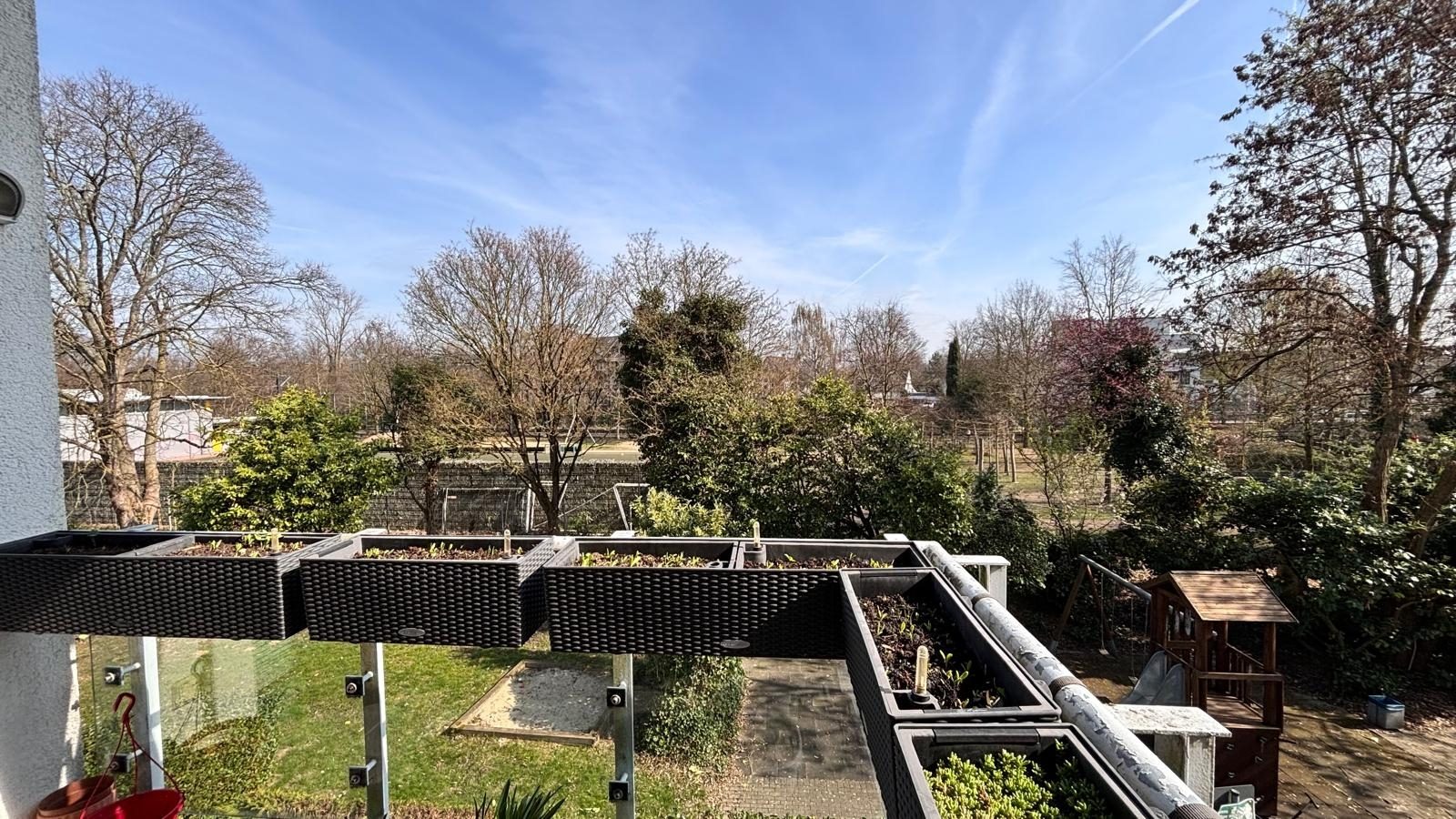 Böcker Wohnimmobilien - Immobilienangebot - Düsseldorf / Kaiserswerth - Alle - Familienfreundliche 4,5 Zi.-Wohnung  mit Balkon. Wintergarten, Grünblick, in Nähe Rhein & ISD