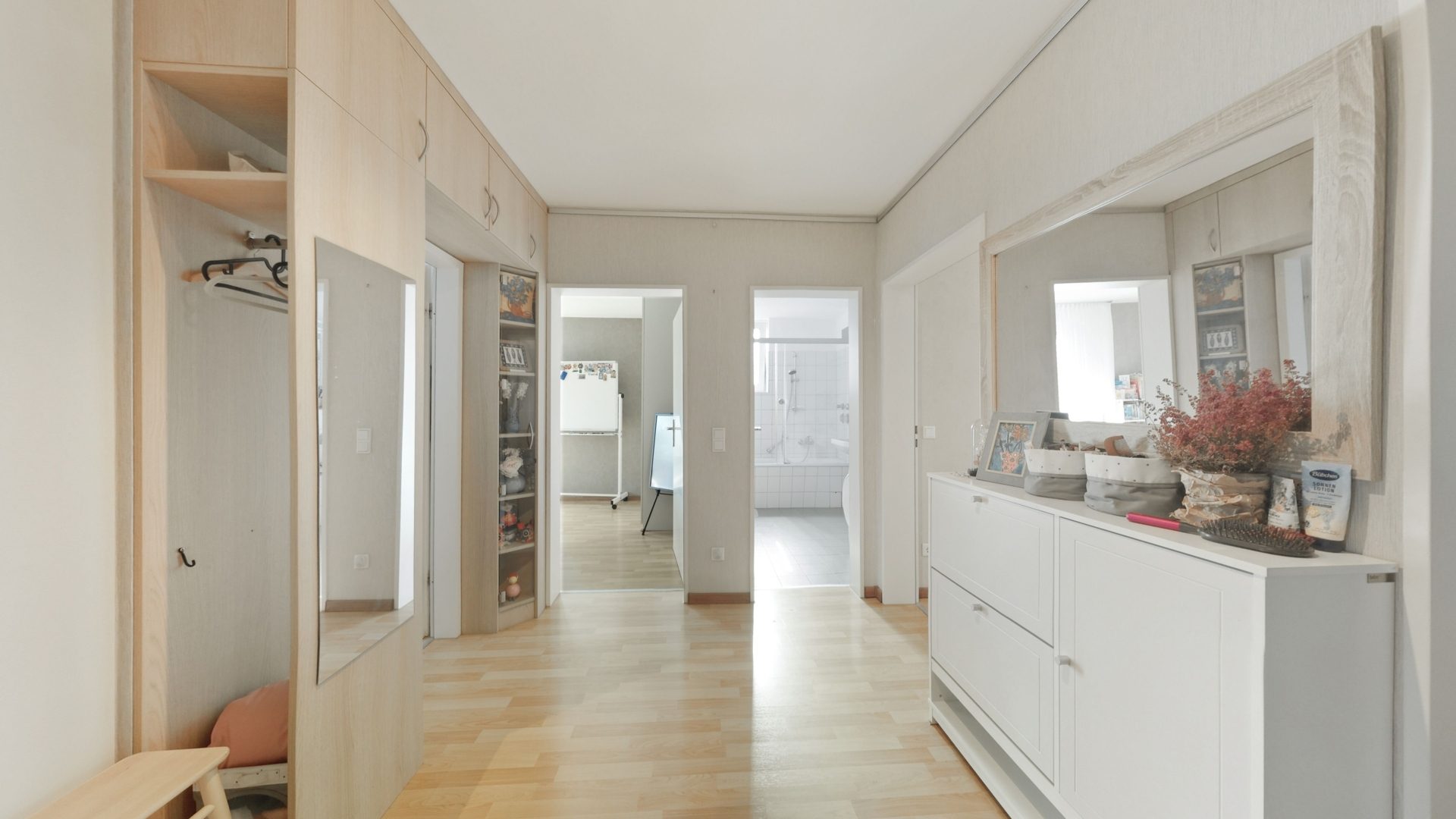 Böcker Wohnimmobilien - Immobilienangebot - Düsseldorf / Kaiserswerth - Alle - Familienfreundliche 4,5 Zi.-Wohnung  mit Balkon. Wintergarten, Grünblick, in Nähe Rhein & ISD