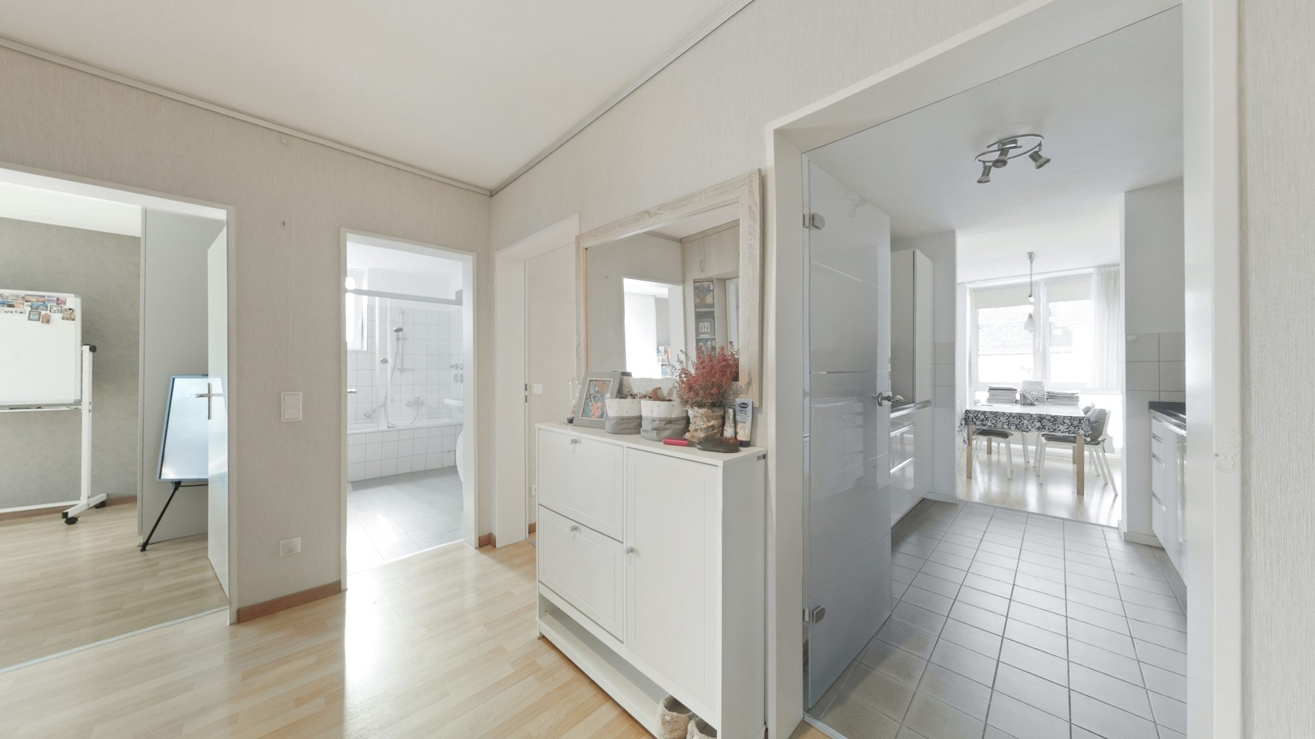 Böcker Wohnimmobilien - Immobilienangebot - Düsseldorf / Kaiserswerth - Alle - Familienfreundliche 4,5 Zi.-Wohnung  mit Balkon. Wintergarten, Grünblick, in Nähe Rhein & ISD