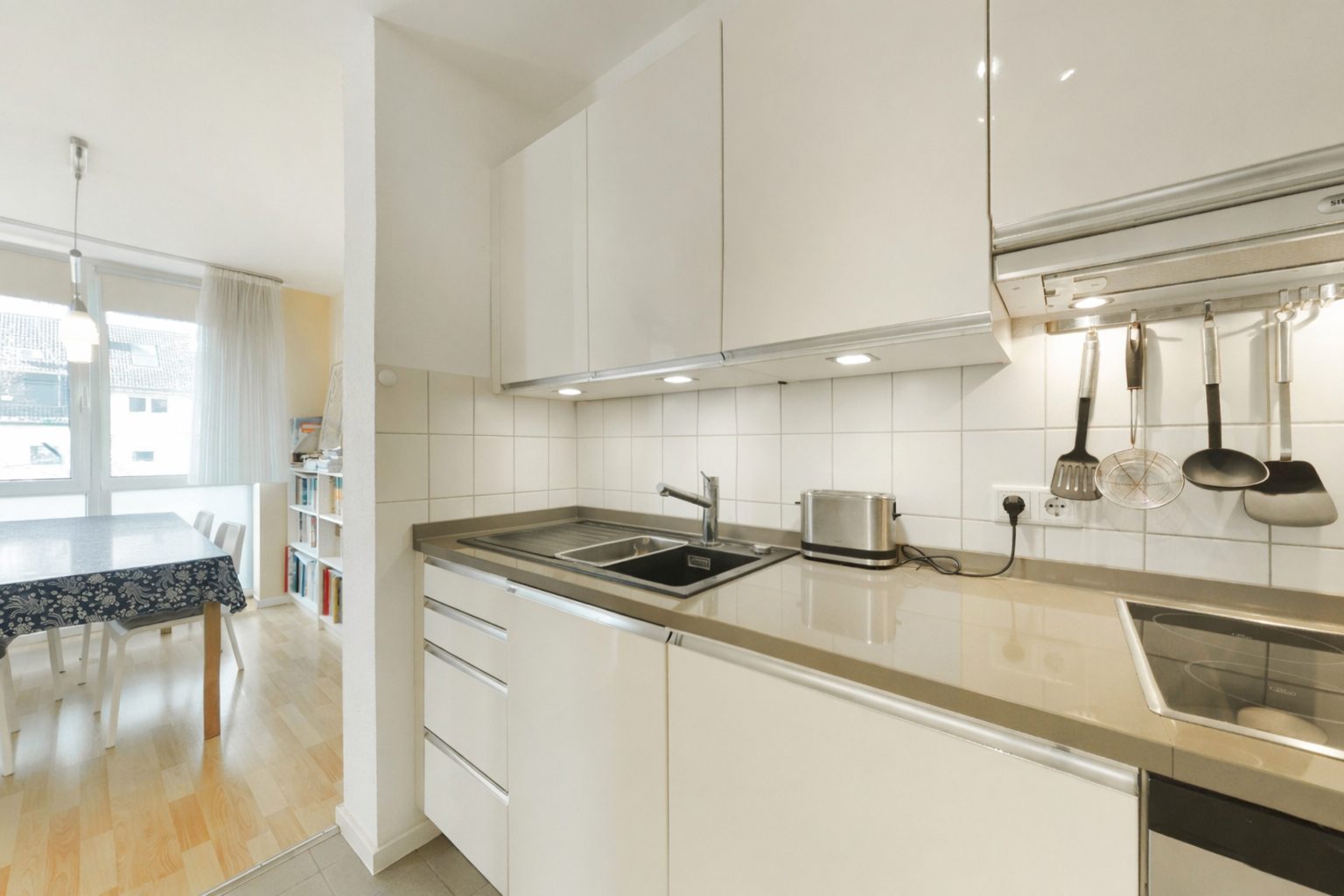 Böcker Wohnimmobilien - Immobilienangebot - Düsseldorf / Kaiserswerth - Alle - Familienfreundliche 4,5 Zi.-Wohnung  mit Balkon. Wintergarten, Grünblick, in Nähe Rhein & ISD