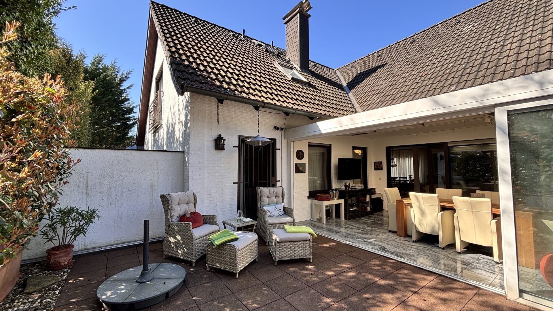 Böcker Wohnimmobilien - Immobilienangebot - Ratingen - Alle - Äußerst gepflegte und geräumige Stadtvilla in ruhiger Lage mit großem parkähnlichem Garten