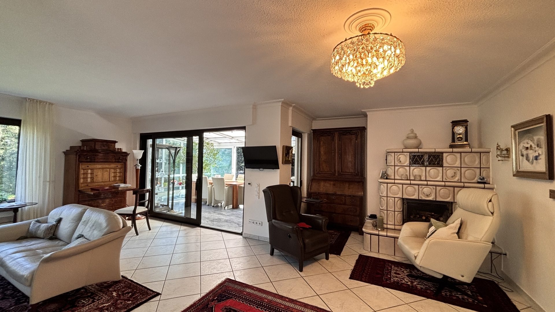 Böcker Wohnimmobilien - Immobilienangebot - Ratingen - Alle - Äußerst gepflegte und geräumige Stadtvilla in ruhiger Lage mit großem parkähnlichem Garten