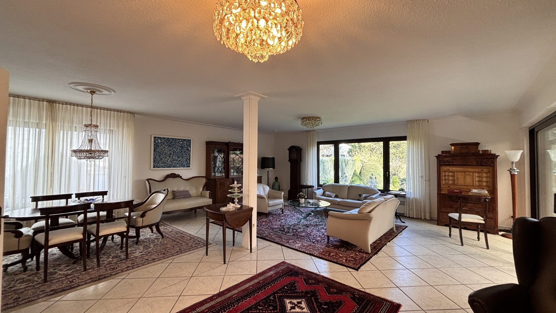 Böcker Wohnimmobilien - Immobilienangebot - Ratingen - Alle - Äußerst gepflegte und geräumige Stadtvilla in ruhiger Lage mit großem parkähnlichem Garten