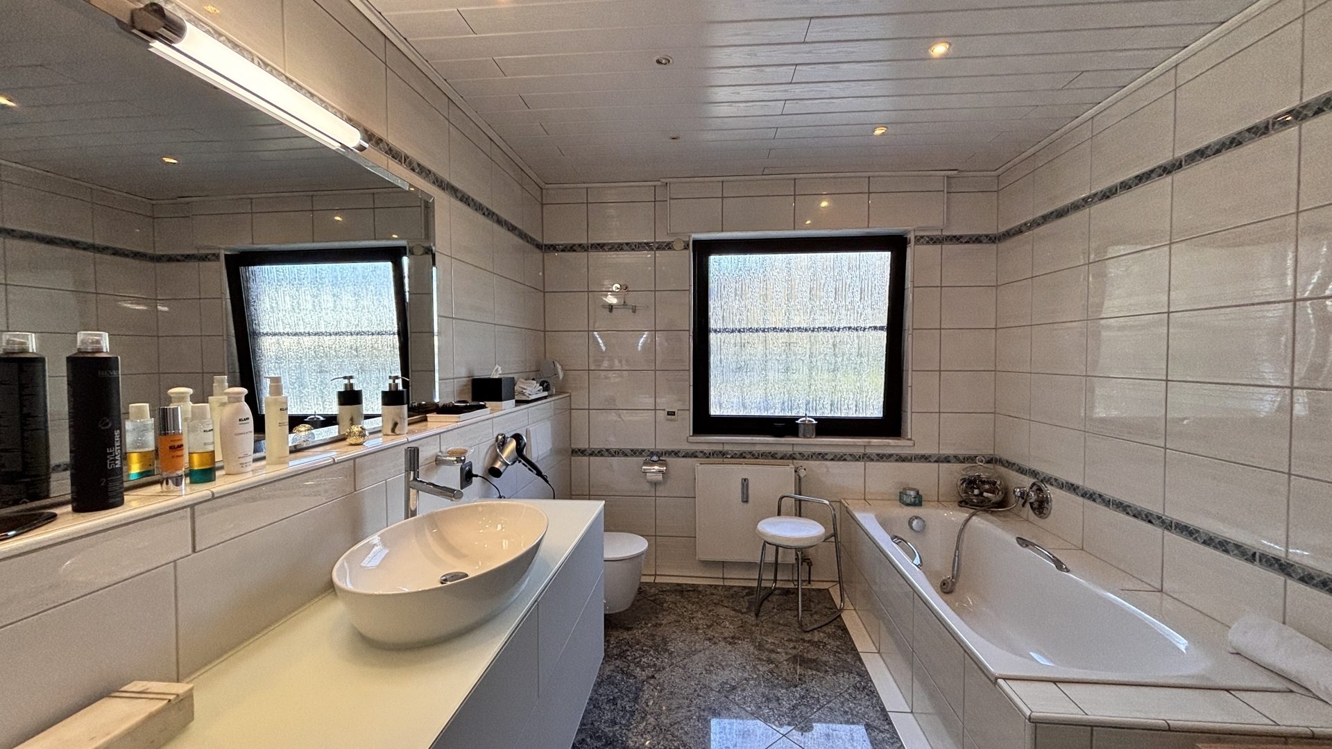 Böcker Wohnimmobilien - Immobilienangebot - Ratingen - Alle - Äußerst gepflegte und geräumige Stadtvilla in ruhiger Lage mit großem parkähnlichem Garten