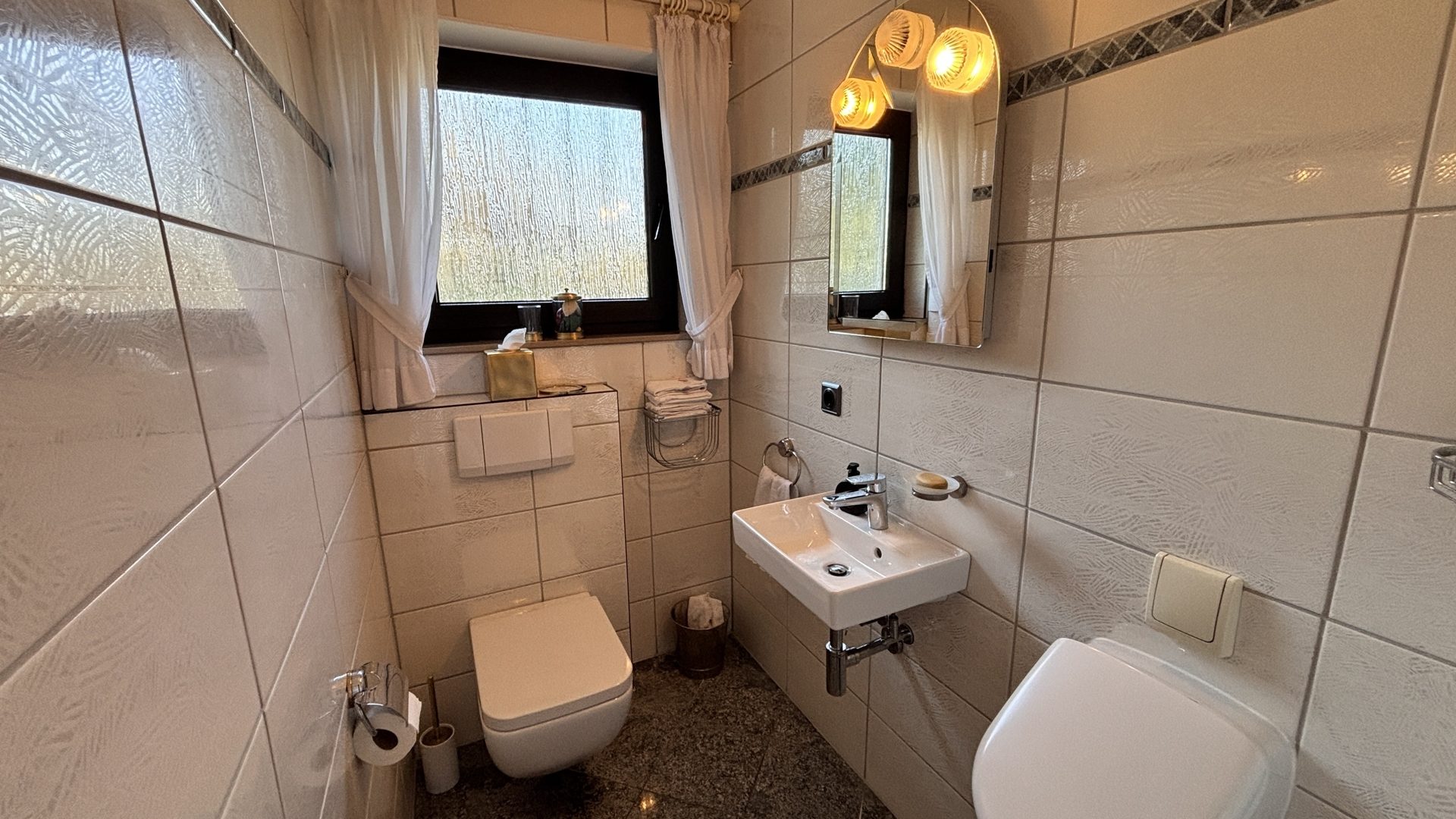 Böcker Wohnimmobilien - Immobilienangebot - Ratingen - Alle - Äußerst gepflegte und geräumige Stadtvilla in ruhiger Lage mit großem parkähnlichem Garten
