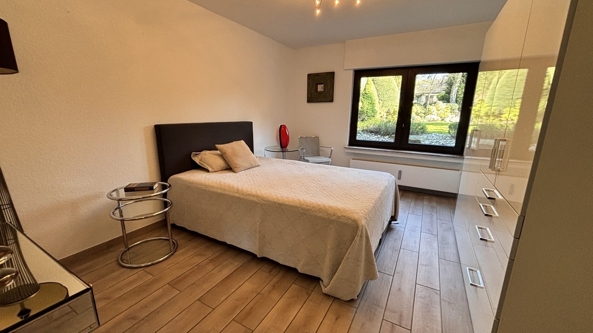 Böcker Wohnimmobilien - Immobilienangebot - Ratingen - Alle - Äußerst gepflegte und geräumige Stadtvilla in ruhiger Lage mit großem parkähnlichem Garten