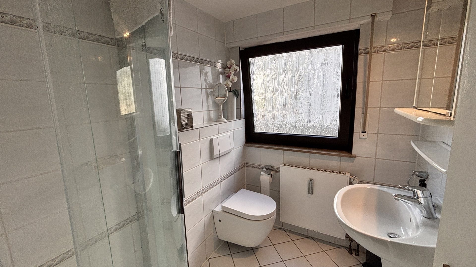 Böcker Wohnimmobilien - Immobilienangebot - Ratingen - Alle - Äußerst gepflegte und geräumige Stadtvilla in ruhiger Lage mit großem parkähnlichem Garten