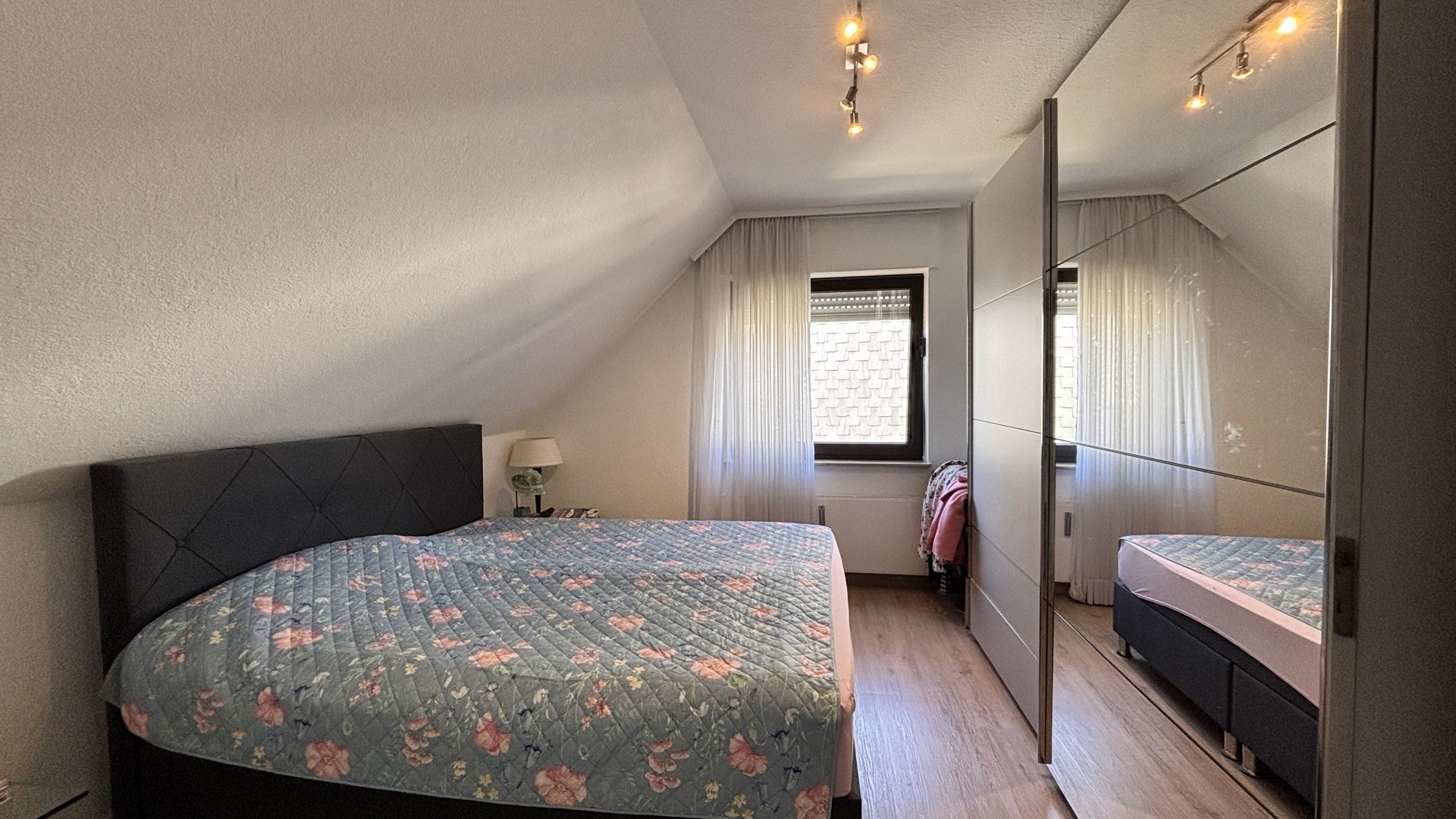 Böcker Wohnimmobilien - Immobilienangebot - Ratingen - Alle - Äußerst gepflegte und geräumige Stadtvilla in ruhiger Lage mit großem parkähnlichem Garten