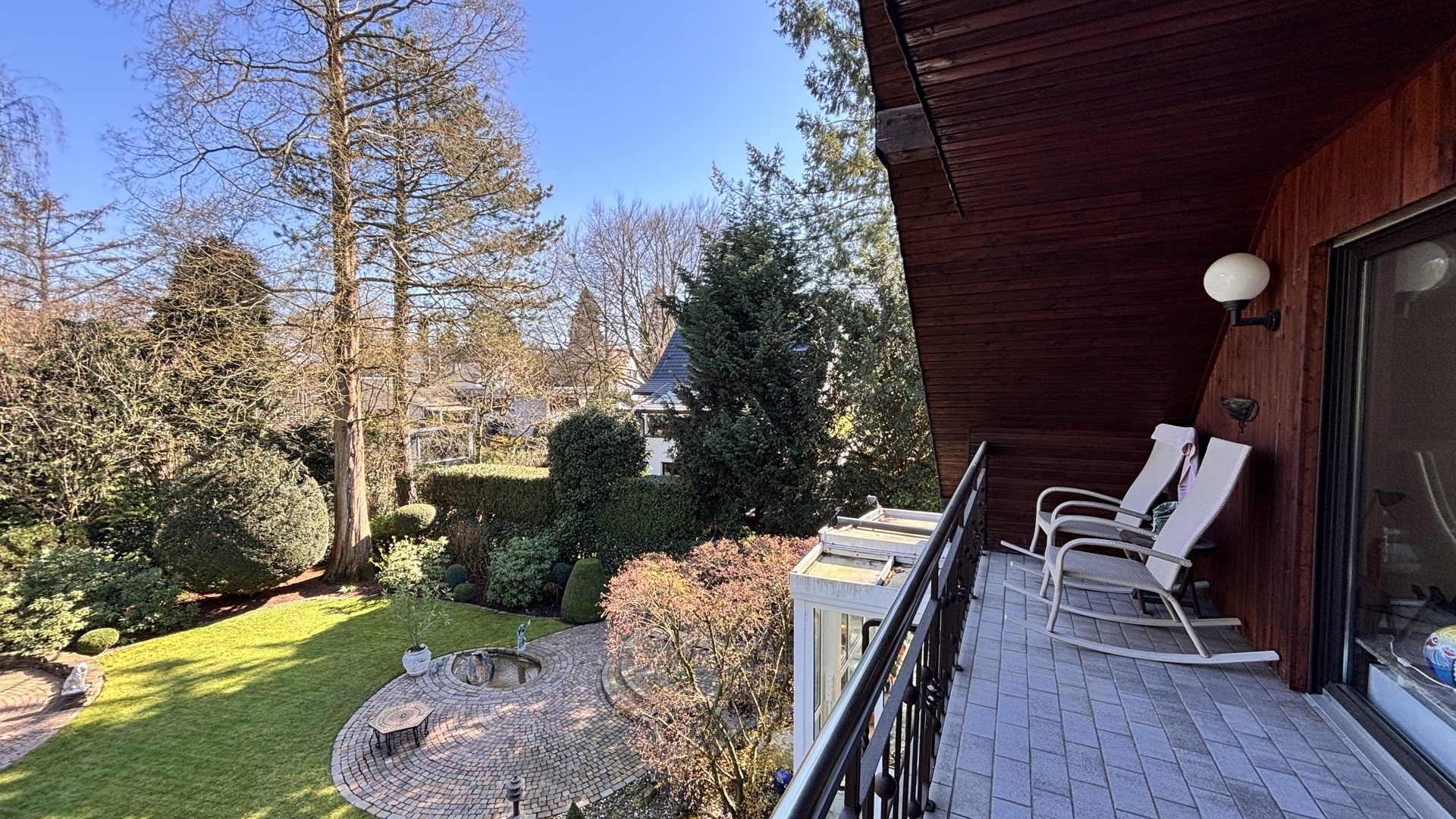 Böcker Wohnimmobilien - Immobilienangebot - Ratingen - Alle - Äußerst gepflegte und geräumige Stadtvilla in ruhiger Lage mit großem parkähnlichem Garten