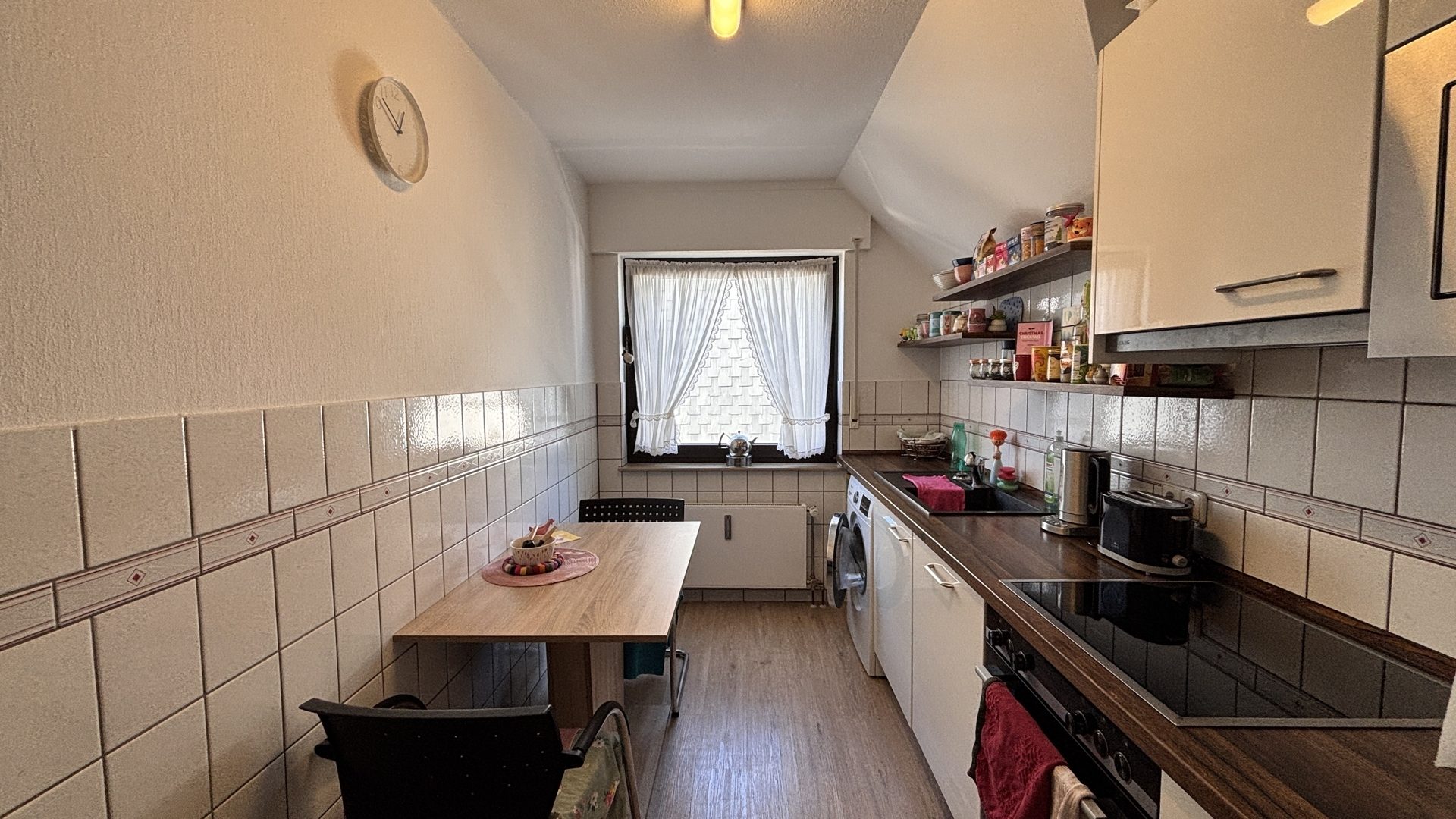 Böcker Wohnimmobilien - Immobilienangebot - Ratingen - Alle - Äußerst gepflegte und geräumige Stadtvilla in ruhiger Lage mit großem parkähnlichem Garten