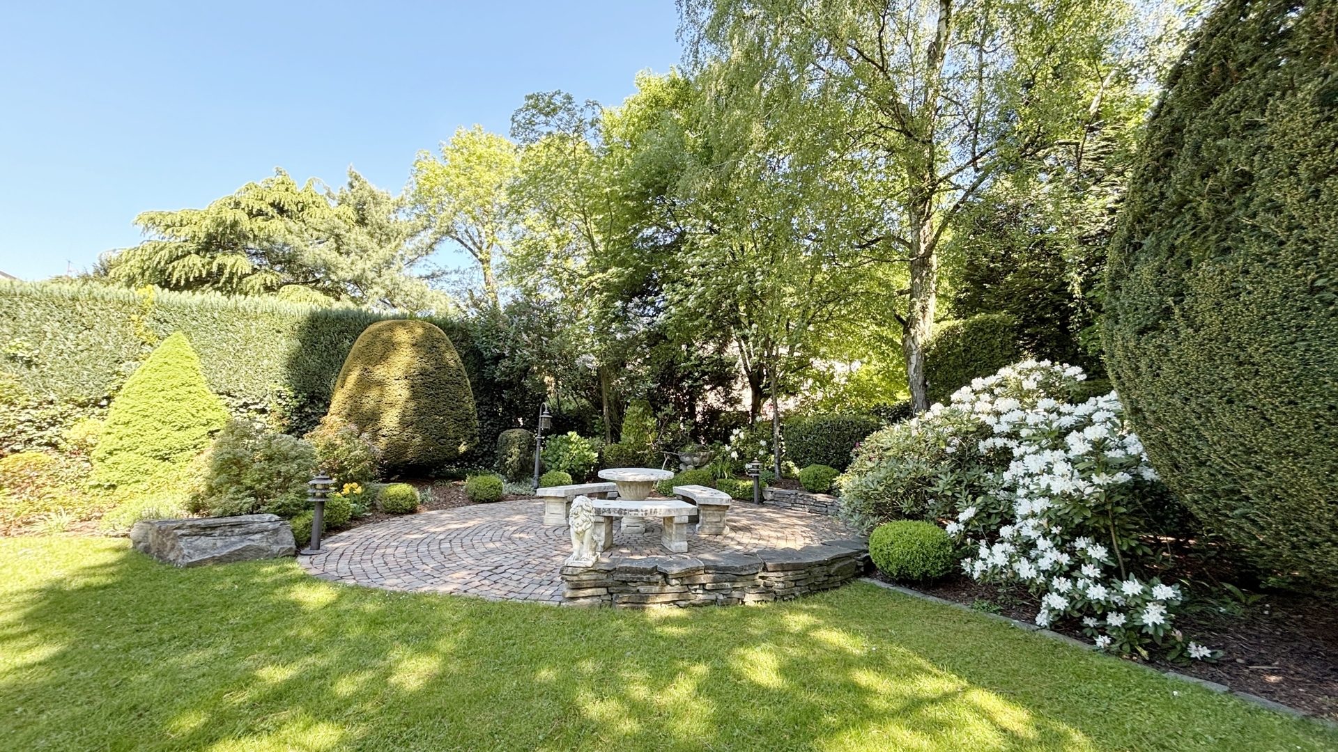 Böcker Wohnimmobilien - Immobilienangebot - Ratingen - Alle - Äußerst gepflegte und geräumige Stadtvilla in ruhiger Lage mit großem parkähnlichem Garten