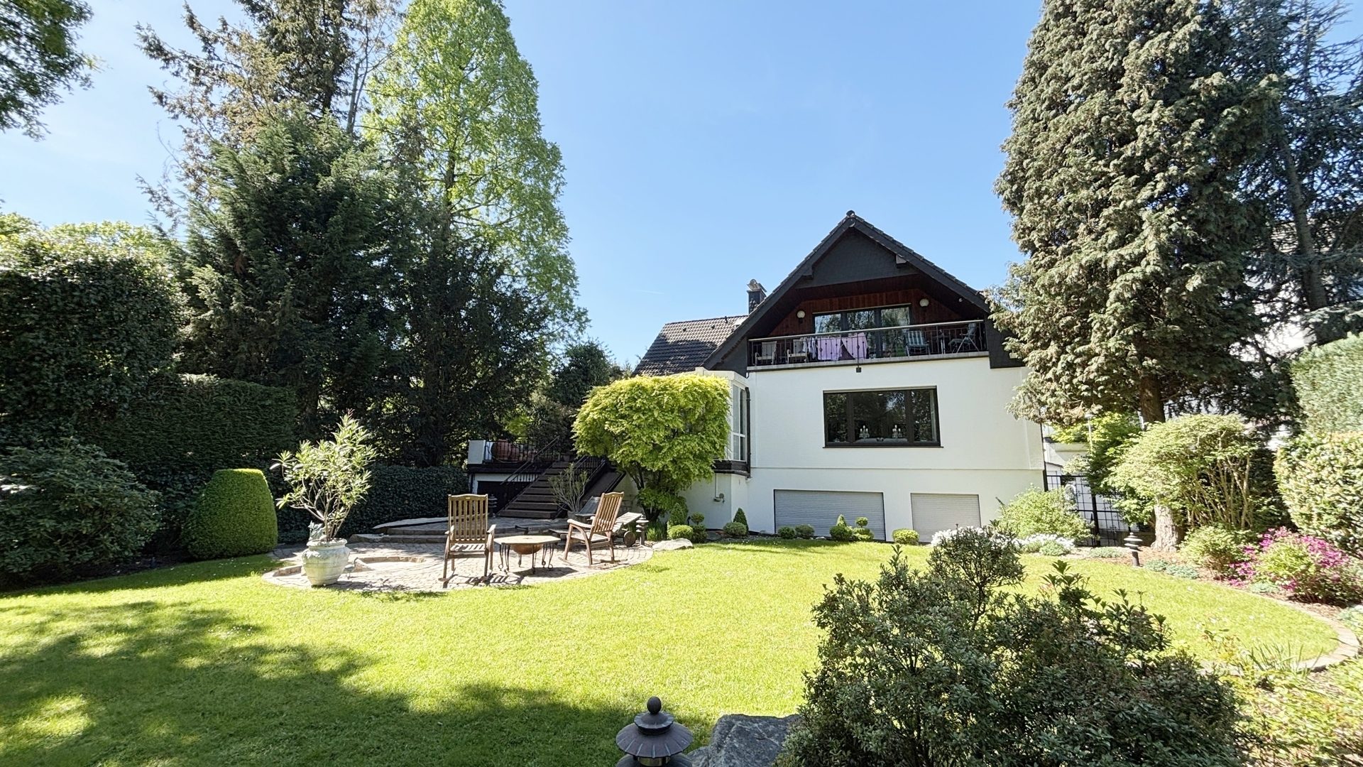 Böcker Wohnimmobilien - Immobilienangebot - Ratingen - Alle - Äußerst gepflegte und geräumige Stadtvilla in ruhiger Lage mit großem parkähnlichem Garten
