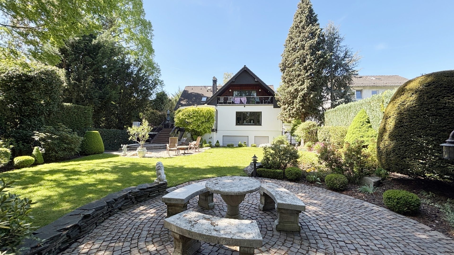 Böcker Wohnimmobilien - Immobilienangebot - Ratingen - Alle - Äußerst gepflegte und geräumige Stadtvilla in ruhiger Lage mit großem parkähnlichem Garten