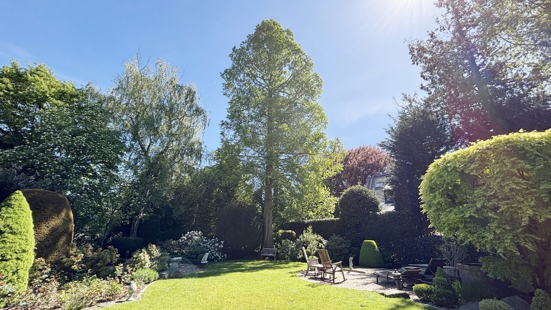 Böcker Wohnimmobilien - Immobilienangebot - Ratingen - Alle - Äußerst gepflegte und geräumige Stadtvilla in ruhiger Lage mit großem parkähnlichem Garten