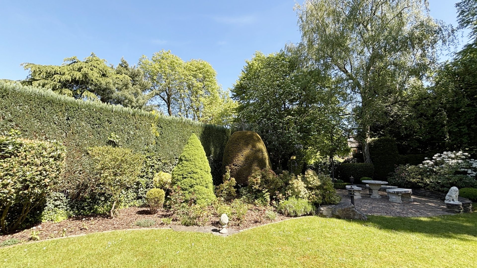 Böcker Wohnimmobilien - Immobilienangebot - Ratingen - Alle - Äußerst gepflegte und geräumige Stadtvilla in ruhiger Lage mit großem parkähnlichem Garten