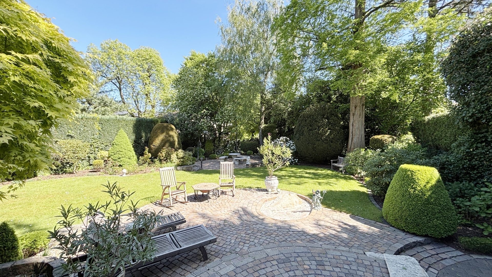 Böcker Wohnimmobilien - Immobilienangebot - Ratingen - Alle - Äußerst gepflegte und geräumige Stadtvilla in ruhiger Lage mit großem parkähnlichem Garten